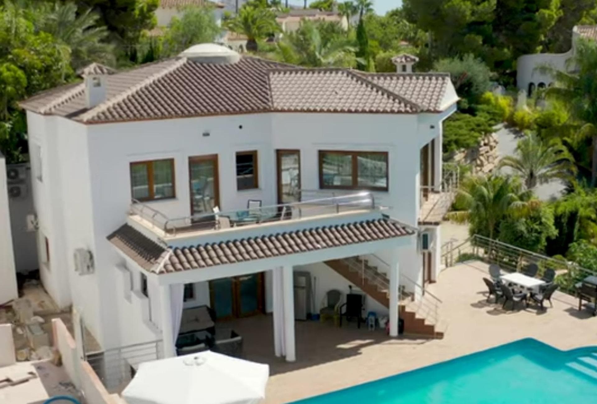 Two luxurious villas on the front line of golf, 6 km from the city center of Altea. One villa is completely finished and furnished, the other is under construction (approximately 70% completed). The plot has an area of ​​2,400 square meters, the first villa has 490 square meters (finished), the second villa has 490 square meters (under construction). The finished villa has 7 bedrooms and 5 bathrooms. The distance to the sea and the city is 3 km. The villas are equipped with a barbecue and have parking for several cars. The villa under construction is 800 square meters, the finished villa is 1600 square meters, with the possibility of customizing the interior according to your preferences.