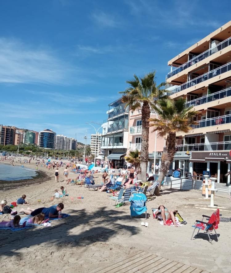 This charming apartment in Benidorm is perfect for those looking to enjoy comfort and convenience on Spain's sunny coast. Situated on the tenth floor, it offers not only stunning views but also everything you need for comfortable living and relaxation. Key Features: - 52 m² of Living Space plus a spacious 14 m² terrace, perfect for enjoying your morning coffee or evening sunsets. - 1 Cozy and Bright Bedroom that creates a warm and comfortable atmosphere. - Living Room where you can unwind after a busy day and spend quality time with loved ones. - Separate Kitchen, fully equipped with everything you need to prepare delicious homemade meals. - Storage Room for convenient storage of your belongings. - Modern and Functional Bathroom. - Two Elevators in the building provide easy and quick access to the apartment. - Swimming Pool on the Premises for refreshing swims on hot days and leisurely enjoyment. - Tennis Court, the perfect place for active recreation and staying in shape. This apartment offers everything you need for a comfortable life in one of Costa Blanca's most popular resorts. Here, you can enjoy all the pleasures of resort living while maintaining the privacy and tranquility of your own home. Don't miss the opportunity to make this cozy apartment in Benidorm your new home! Contact us for more information and to schedule a viewing.