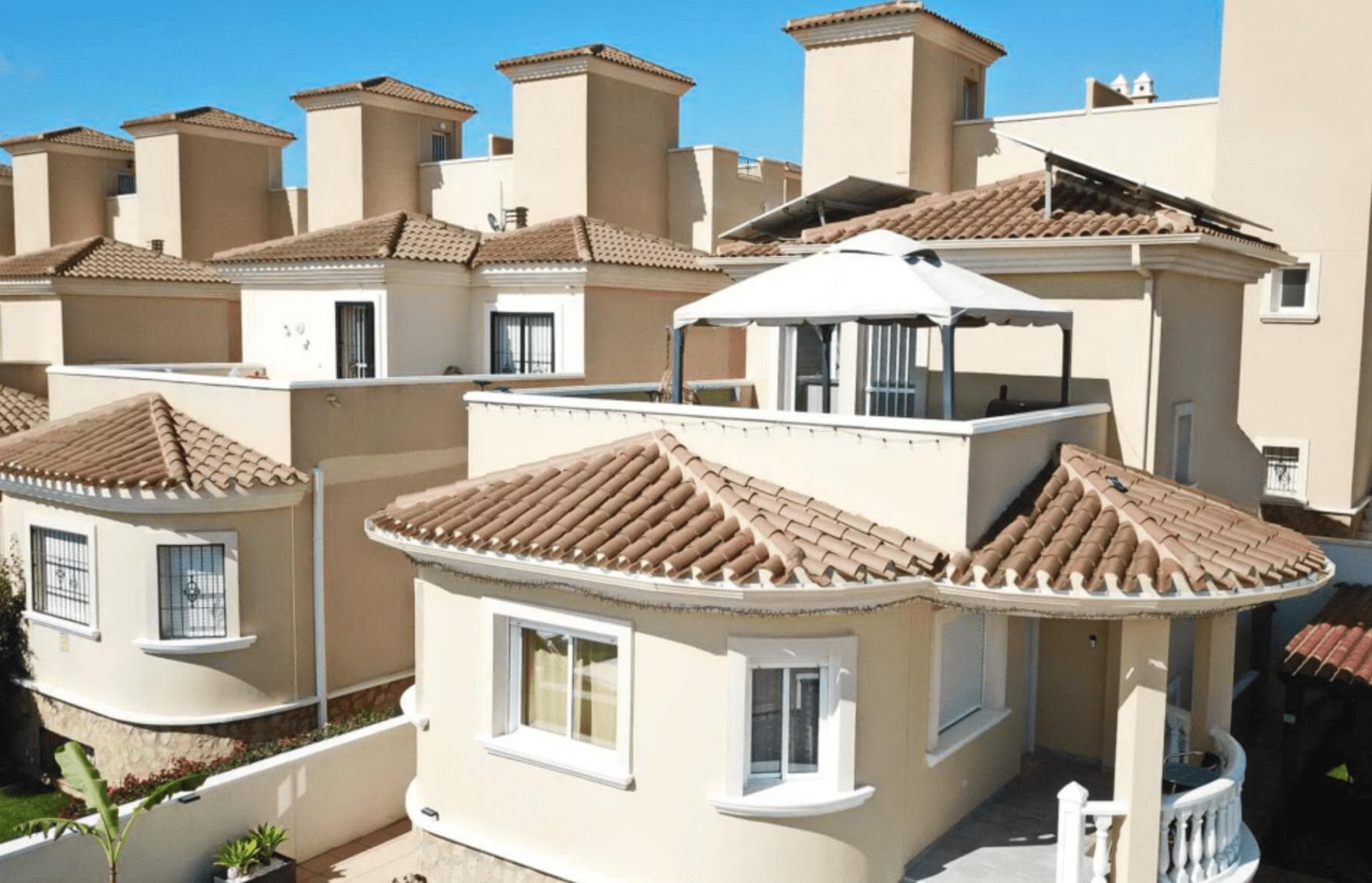 Are you looking for a detached villa in a quiet and safe area with incredible views of the sea and salt flats? We have just what you need! This corner house offers the utmost tranquility and security you seek, with continuous surveillance to ensure you always feel protected. Additionally, it features solar panels that cover daily daytime needs, including running the washer and dryer simultaneously. The house has been completely renovated and is in perfect condition. It has 4 bedrooms and 2 bathrooms, built-in wardrobes, a storage room, and spacious terraces with a barbecue, one on the ground floor and another on the upper floor. You can also enjoy the communal pool and private garage, although it's not necessary to park the car inside as there is always ample parking space in the area. The house is south and east facing, ensuring plenty of natural light in all rooms. It also has electric heating and cooling to keep you comfortable year-round. The house sits on a 215 m² plot with a built area of 163 m². Don't miss the opportunity to visit this townhouse in a privileged area with incredible views. You will fall in love with it!
