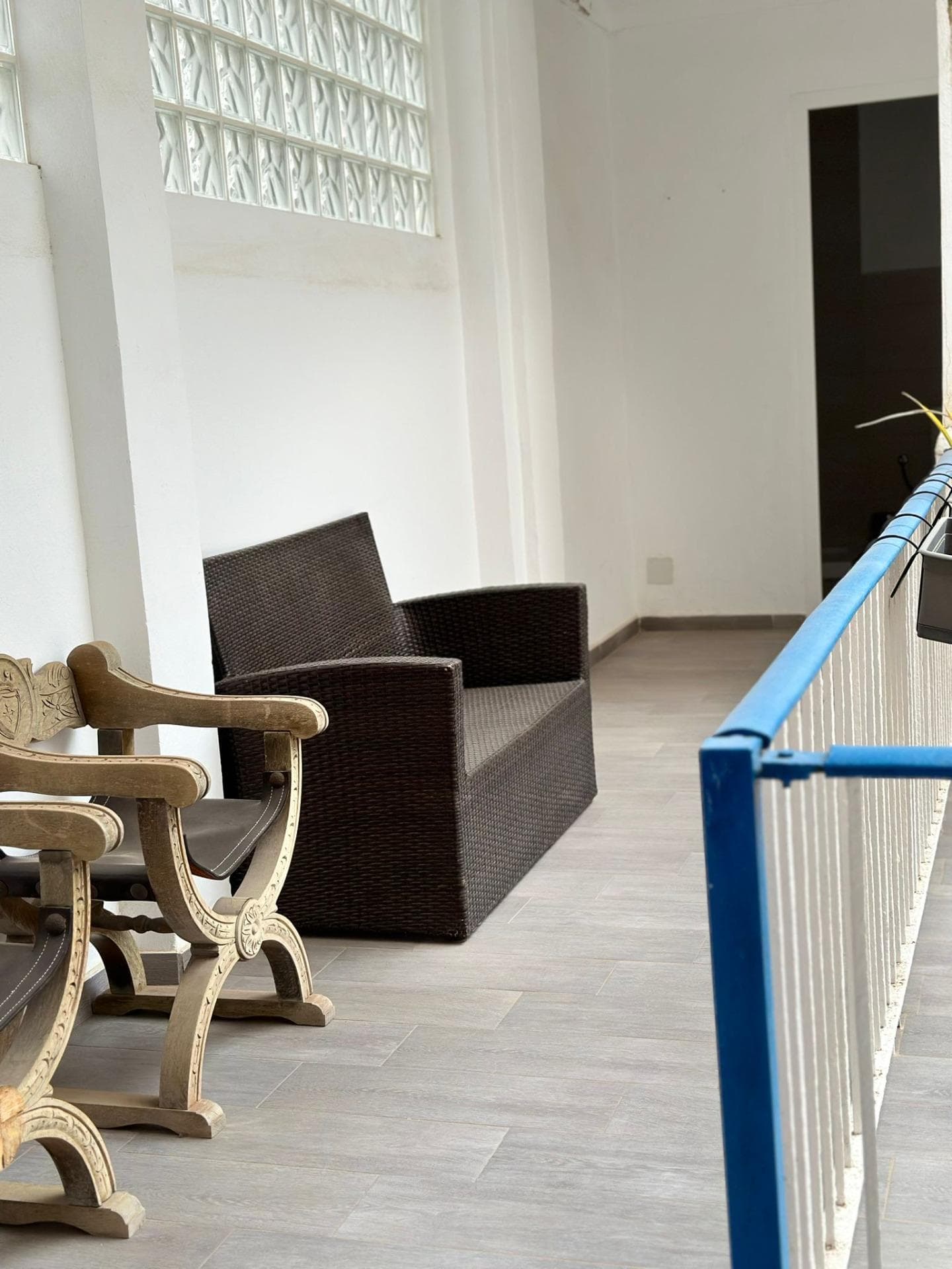 Spacious Apartment with Private Patio in the Heart of Torrevieja This modern new-build apartment, located on the first floor in the center of Torrevieja on Calle Caballero de Rodas, offers the perfect blend of comfort and style. Set to be completed in 2025, this property is an excellent choice for those who value space and a convenient location. The apartment boasts a total area of 140 m², with 100 m² of usable living space. Inside, you'll find three bright bedrooms, one of which has access to a balcony, along with an additional room that can serve as a home office. The open-plan kitchen, designed in classic Italian style, serves as the heart of the home. One of the standout features of this apartment is the private 40 m² patio. This cozy outdoor space is perfect for relaxing and entertaining, and it includes an additional bathroom and a storage room, enhancing your living comfort. With annual community fees of just €500 and an IBI tax of €350, this apartment is not only stylish but also a cost-effective option. This apartment is the perfect choice for those seeking modern living with spacious rooms and amenities in the heart of Torrevieja.