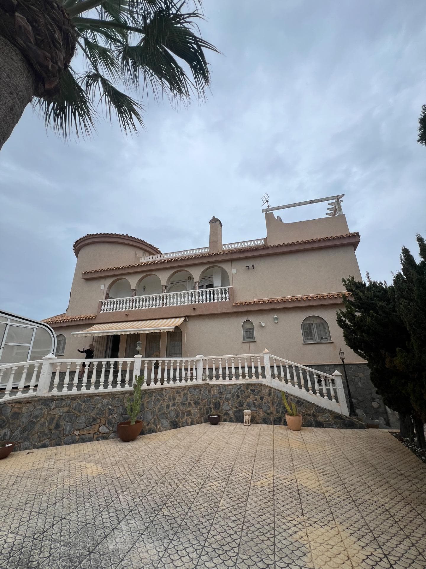 Villa in the Y industrial estate on the seafront with a large garden and heated pool. Completely renovated and equipped to enjoy all year round.