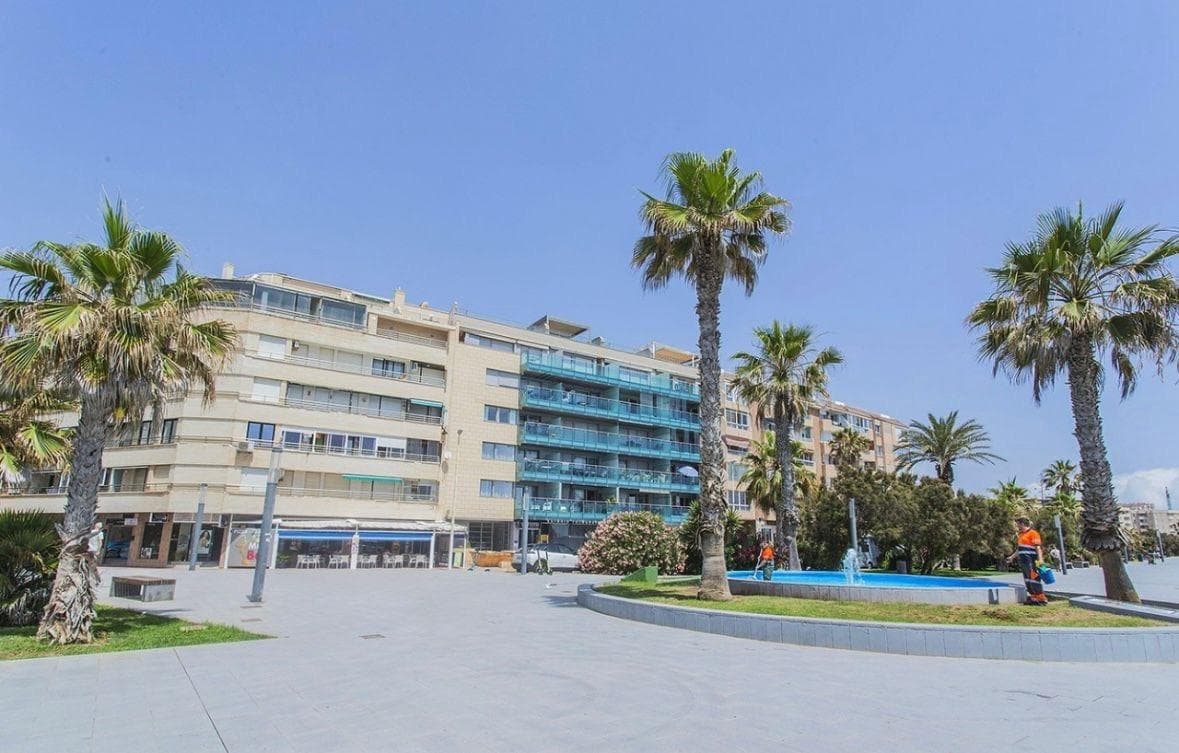 Commercial Space for Sale – 67 m² Prime location in a growing pedestrian zone. According to the urban development plan, the promenade will soon be transformed into a pedestrian area that connects the seafront with La Sal Street, which will immediately increase the property’s value. This space previously functioned as an apartment and can be converted back for residential use as a home or apartment. The building community also offers access to a pool. Additionally, the current store furnishings (wedding dresses) are available for purchase for an additional 25,000 euros.