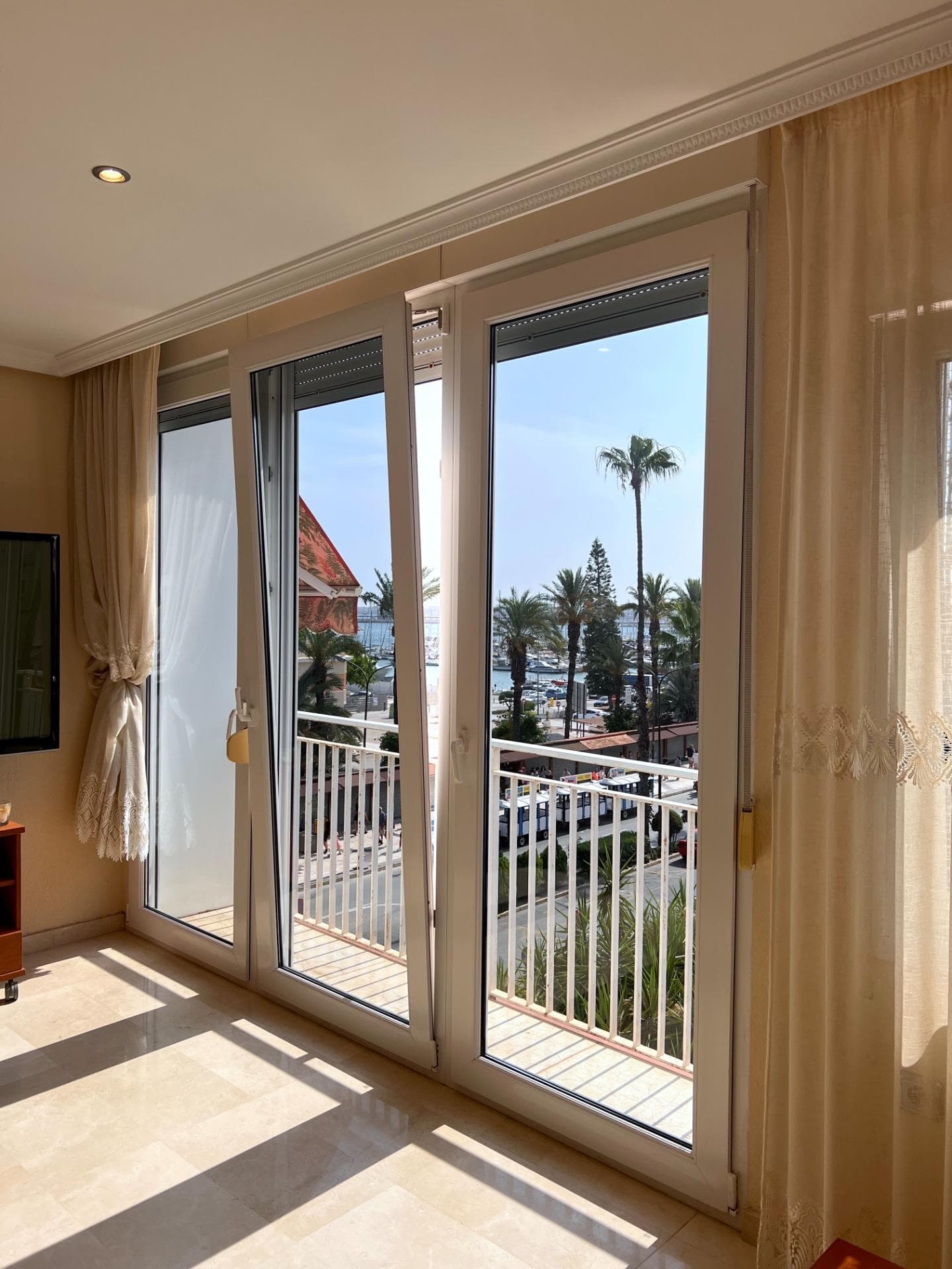 This exclusive duplex apartment is located on the first line with panoramic views of the sea and the port, and has an unbeatable location in the city center, with direct proximity to shops, restaurants, and all services. Its southern orientation guarantees natural light throughout the day. The apartment has two independent entrances and between the two floors there is a private elevator. Upper floor: Marble-finished entrance hall Spacious open-plan living room with stunning views of the sea and the port Fully equipped kitchen Marble toilet Lower floor: 2 spacious bedrooms, both with en suite bathrooms. Master bedroom has a view of the harbor. This duplex apartment is a perfect combination of elegance, spaciousness and a privileged location. Ideal for those looking for an exclusive property in the heart of the city. Contact us for more information or to book a visit!