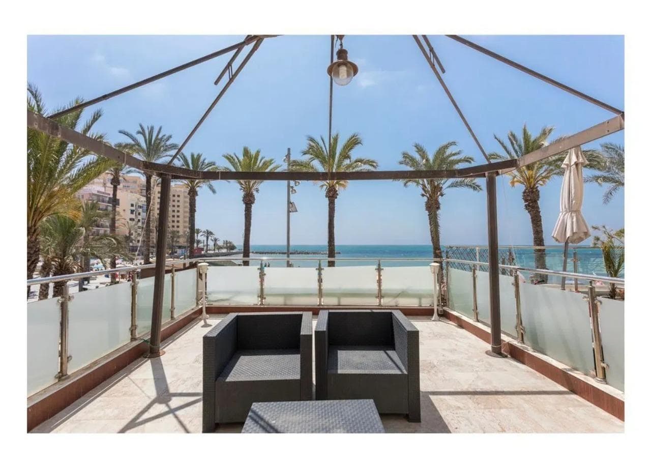 Frontline Duplex with Sea Views, 4 Beds, Terraces & Parking Spacious and bright duplex with private entrance, several terraces, and spectacular sea views — located directly on the seafront, just steps from Playa del Cura. Includes private parking in the price. On the ground floor: a cozy covered winter terrace, a sunny 20 m² open terrace, large living-dining room, spacious fully equipped kitchen with island, one bedroom, and a full bathroom with shower. Upstairs: a master bedroom with king-size bed, en-suite bathroom with shower and bathtub, and a bright walk-in closet with a window. Plus, two more bedrooms and a third bathroom with shower. Sold furnished, with air conditioning, and in excellent condition — perfect for year-round living or as a holiday retreat. Highlights: – First-line location, unbeatable sea views – Private entrance and 2 floors – 4 bedrooms, 3 bathrooms – Master suite with en-suite bath and walk-in closet with window – Sunny terraces just meters from the sand – Parking included – Fully furnished and move-in ready Don’t miss this rare opportunity — contact us today to schedule a visit or get more info!