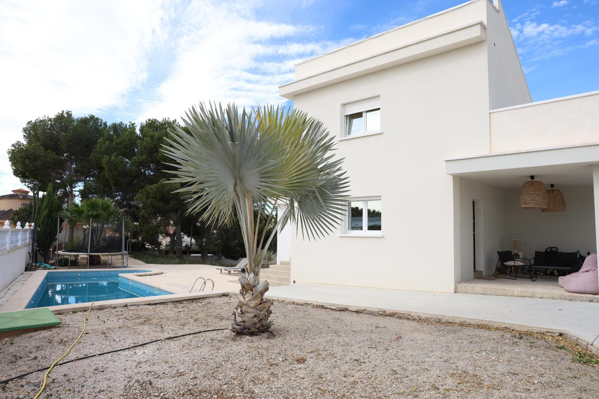 Chalet with pool and 5 bedrooms in Ciudad Quesada (Rojales) Spacious and bright chalet, whose major renovation began in 2020 and was completed in 2024 (Final de obra document available). Located in the prestigious Ciudad Quesada urbanization in Rojales. The property sits on a large plot of approx. 1,100 m² (800 m² recorded in title). Main level: – 5 bedrooms, including the spacious master with walk-in closet and en‑suite bathroom; – 3 bathrooms and 1 guest toilet; – Bright living room with fireplace; – Fully equipped open-plan kitchen. Semi-basement level: – Large room, storage, guest toilet and kitchen hookups — ideal for guest apartments with separate entrance; – Currently used as a massage and hair salon with independent access. Outdoor area: – Private pool, terrace area needs updating; – Rooftop solarium; – Plot offers space for garden, relaxation area and car shelter; – Gate access and possibility to park right next to the house. The house is in excellent condition and offers many possibilities to adapt the space. Location: – Just 6 km from the beach; – Quiet green area with local amenities: shops, cafés, park and lagoon nearby. KEY ADVANTAGES: – Renovation completed in 2024 – Spacious bright home with 5 bedrooms – Master bedroom with closet and en-suite bathroom – Potential for separate guest apartments – Private pool and solarium – Parking next to house, possibility for carport – Quiet area with nature and urbanization – New air conditioning units in all rooms An excellent choice for family living, vacation or investment — combining space, quality and location. Contact us for more information or to book a viewing — multilingual service available.