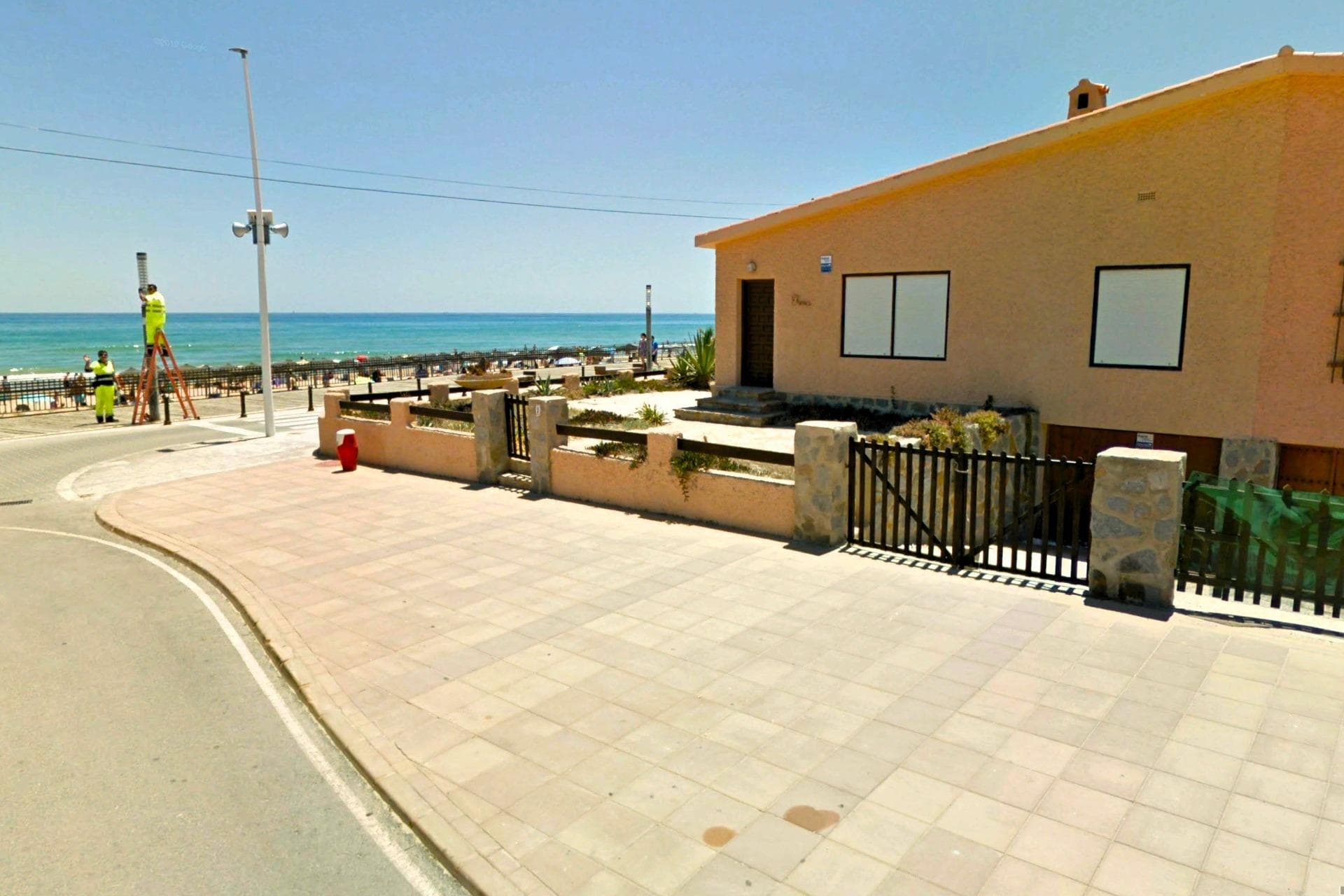 UNIQUE OPPORTUNITY IN THE FIRST LINE AT LA MATA – HOUSE WITH 300 m2 PLOT AND BUILDING PERMIT FOR NEW LARGER HOUSE WITH POOL! On the prestigious Avenida de Los Europeos no. 1, directly by the beach in La Mata, is this wonderful recently renovated house on 300 m2 of its own plot. The house is currently 113 m2 with 3 bedrooms, 1 bathroom, large living room, separate kitchen, and garage under the house. And, there is a granted building permit for a larger house of 225 m2 with 4 bedrooms, 3 bathrooms, roof terrace, and large pool. All permits are in place, and all fees have already been paid! This is not just a holiday home but an investment in the future, as the Coastal Protection Act (Ley de Costa) restricts new development of land near the beach that is not already built on. And this is a unique opportunity to become the owner of one of the fewer than 20 villas that are on the first line at La Mata – one of the finest beaches on the coast. KEY FEATURES: –First line at Playa de la Mata – one of the finest beaches on the coast. –300 m2 of private plot, currently with a nice and renovated single-storey house with 3 bedrooms. –Granted building permit for a larger house of 225 m2 with 4 bedrooms, 3 bathrooms, and a roof terrace. –Granted building permit for a large swimming pool (4 x 8 m). –All permits are in place, and all fees have already been paid! OTHER ADVANTAGES: –Private garage in the basement. –The location, in the middle of the Los Europeos area and only 600 m from the main square of La Mata. –Close to supermarkets and very good communications with Torrevieja city buses. –Only about 5 km to Torrevieja city centre with a complete range of shopping and entertainment. –Only 40 km to Alicante airport (the 5th largest in Spain with direct flights throughout Europe). The existing house was originally built in 1974 and is in very good condition, recently renovated, and ready to use immediately. The plot, of 300 m2, borders to the public beach protection zone (DPMT), and is partly covered by the special SP zone (established in 2015), which limits how it can be used and built. The granted building permit naturally takes these restrictions into account, and all permits have been paid for. The house is located in the Los Europeos area in the southern part of La Mata, between the large park “Parque del Molino de Agua” and the central square of La Mata. In the area there are many restaurants, cafes, pharmacies, a health centre, and it is only a 10-minute walk to the centre of La Mata. At the same time, it is only about 5 km to the centre of Torrevieja (and regular city buses go there). And in Torrevieja, with more than 106,000 residents and the third largest city in the province of Alicante, there is of course a complete range of shopping, entertainment, sports facilities, hospitals, schools, and also direct buses to Alicante airport (45 min). Don't miss this unique opportunity to become the owner of one of the few villas in the first line at Playa de la Mata – one of the finest beaches on the coast! Contact us today to book a viewing. We speak your language!