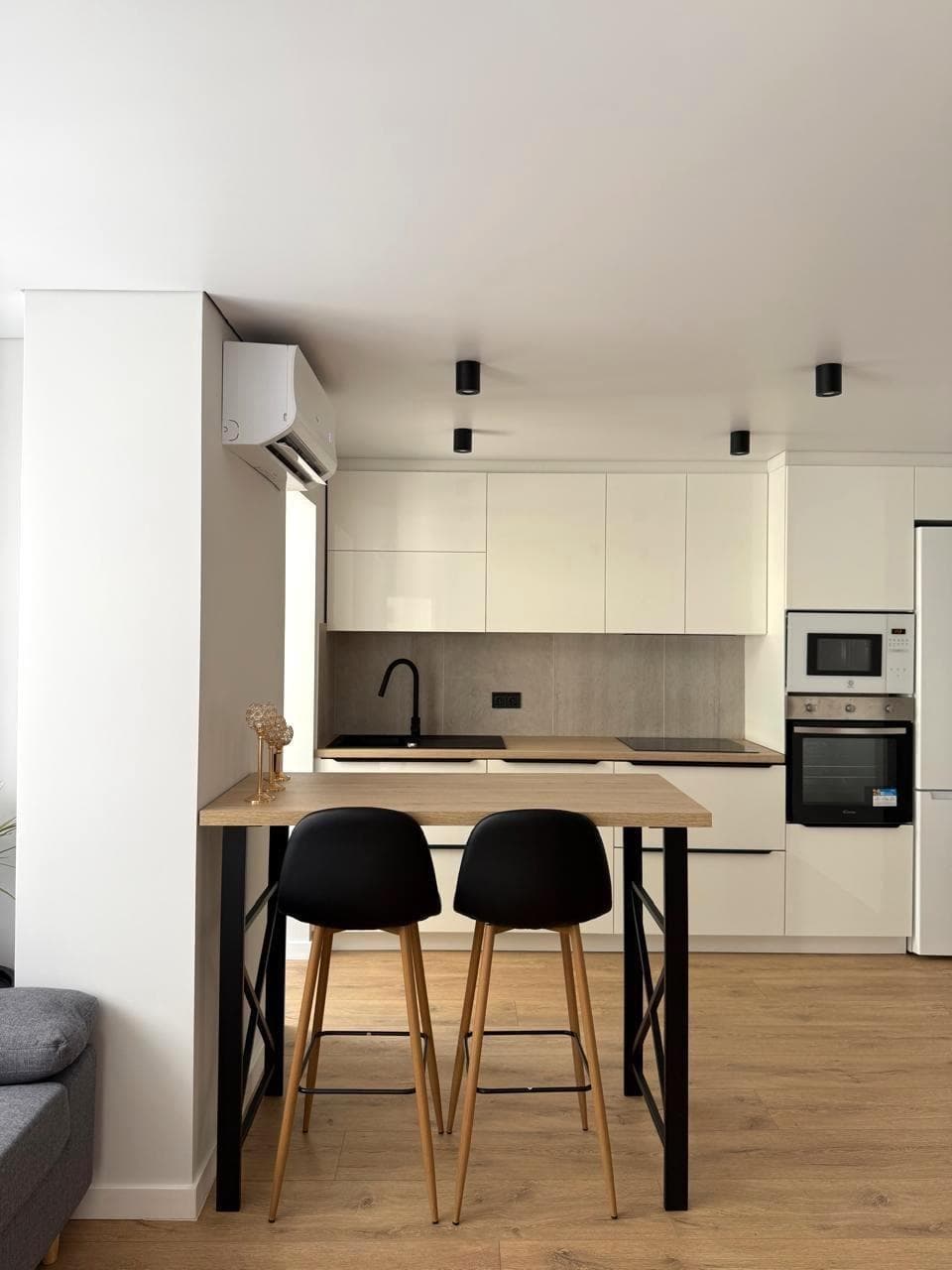 Renovated 3-bedroom apartment — just 50 meters from the beach! A rare opportunity in Torrevieja: fully renovated, bright and comfortable apartment. Located on the 3rd floor of a 1980 building, but inside everything is new and modern. Total area: 102 m² Layout: – 3 bedrooms – 1 modern bathroom – Open-plan kitchen connected to the living room – Terrace – 5 m² storage room on the solarium Features: – Complete renovation – Fully furnished – All appliances installed, including washing machine – Air conditioning – Lift – Very bright and cozy interior The best part: only 50 meters from the beach! Places like this almost never appear on the market. Perfect for living, holidays or rental investment. Contact us for details or a viewing — we speak your language.