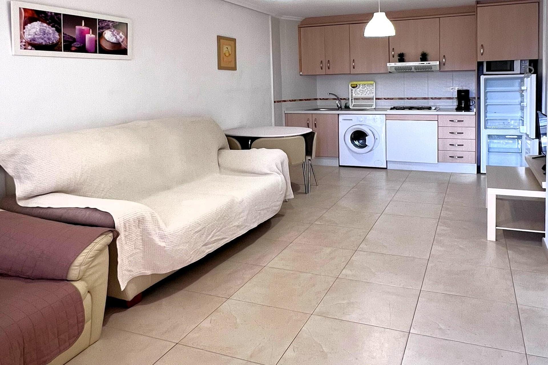 COZY RENOVATED GROUND FLOOR (51 m² – 2 BEDROOMS) WITH TOURIST LICENSE. CLOSE TO THE CITY CENTRE AND ONLY 250 M TO PLAYA DE LOS LOCOS! Renovated ground floor, close to the city centre, and only 250 m from Playa de los Locos - one of the beautiful beaches in Torrevieja. Close to the supermarket (Consum) and 15 minutes’ walk to the beach promenade at Playa del Cura. Many cozy restaurants nearby, close to the pétanque courts in La Rosaleda and to the popular meeting point Los Angeles with restaurant, pool, and paddle courts, etc. Good public transportation with the city buses. A wonderful holiday apartment, both to use yourself and as an investment for rental! KEY FEATURES: –Close to the city centre, private entrance from the street, and only 250 m to Playa de Los Locos. –Spacious living room with dining area and open kitchen, fully equipped –2 bedrooms and 1 bathroom (with bathtub). –Tourist license since 2018 and approved for 4 beds. –Renovated and in very good condition, fully furnished, and ready to move into immediately. OTHER ADVANTAGES: –Garage space included in the price. –Modern AC (air source heat pump) in the living room. –Close to a large supermarket (Consum 350 m). –Good public transportation with the city buses – close to several bus lines. –Community fees: approx. €25/month. IBI approx. €200/year. The building was constructed in 2010 and is well maintained. The apartment is recently renovated and in very good condition, sold fully furnished, ready to move into immediately. The apartment is located right next to Playa de los Locos in one of the most popular areas of Torrevieja, both among year-round residents and tourists. Within walking distance, you have plenty of restaurants, bars and cafes, supermarkets, pharmacy, and a 24 h health centre. Playa del Cura is only about a 15-minute walk, and the bus terminal in the city centre is 1.4 km away. And with several bus lines nearby, you can easily get anywhere in Torrevieja with the city buses. And in Torrevieja, with more than 110,000 inhabitants and the third largest city in the province of Alicante, there is of course a complete range of shopping, entertainment, sports facilities, hospitals, schools, and also direct buses to Alicante airport (45 min). Don't miss out on this renovated ground floor. A wonderful holiday apartment, both for personal use and as an investment for rental! Contact us today for a viewing!