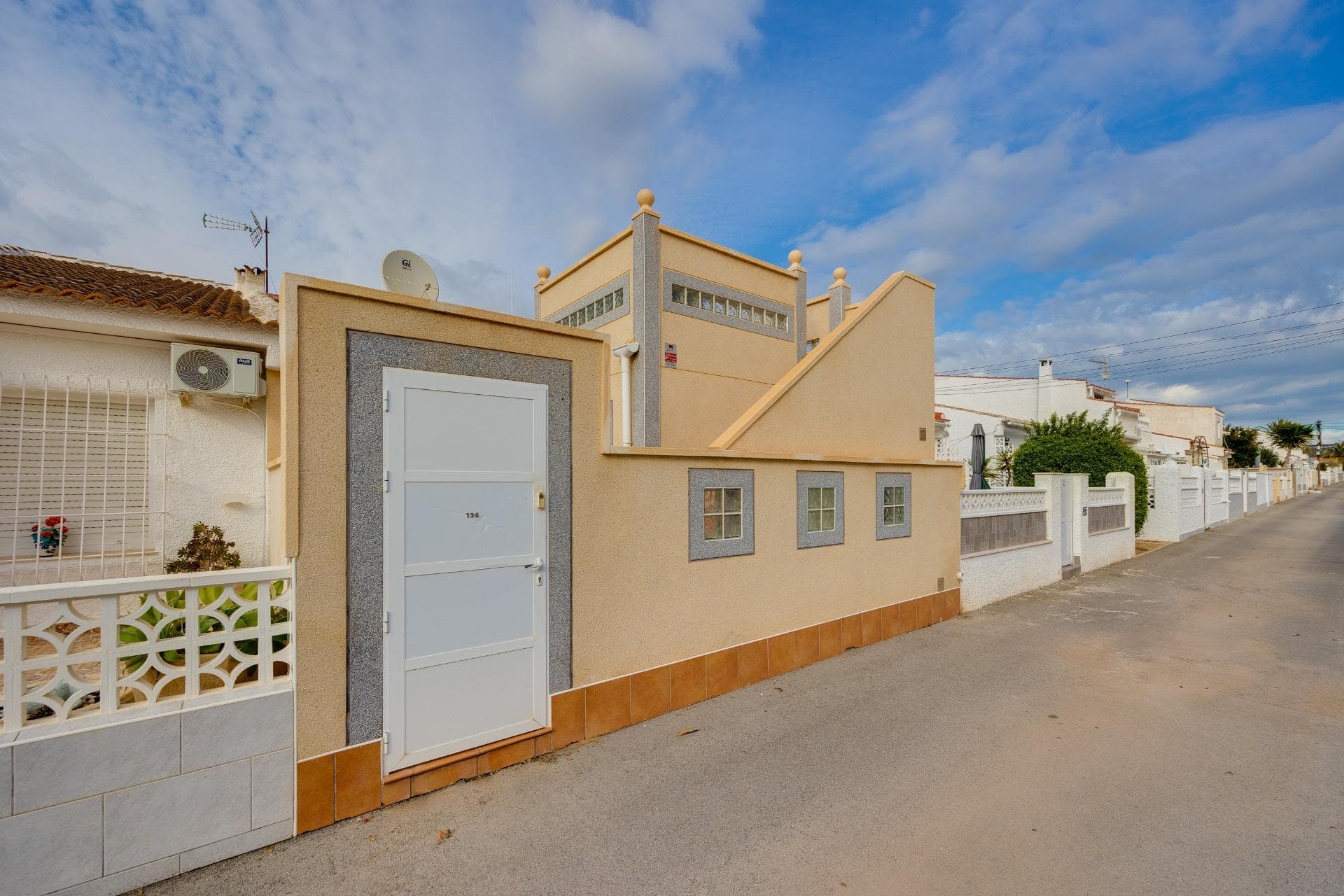 THIS fantastic 2 bed 1 bathroom property locate in Torrevieja Costa Blanca is in the popular Urb, El Limonar with its lush green areas and incredible comunity pool, It has been recently renovated with front back terrace and solarium, , near schools bus routes and the amazing La Siesta Park. Dont miss this great oportunity.