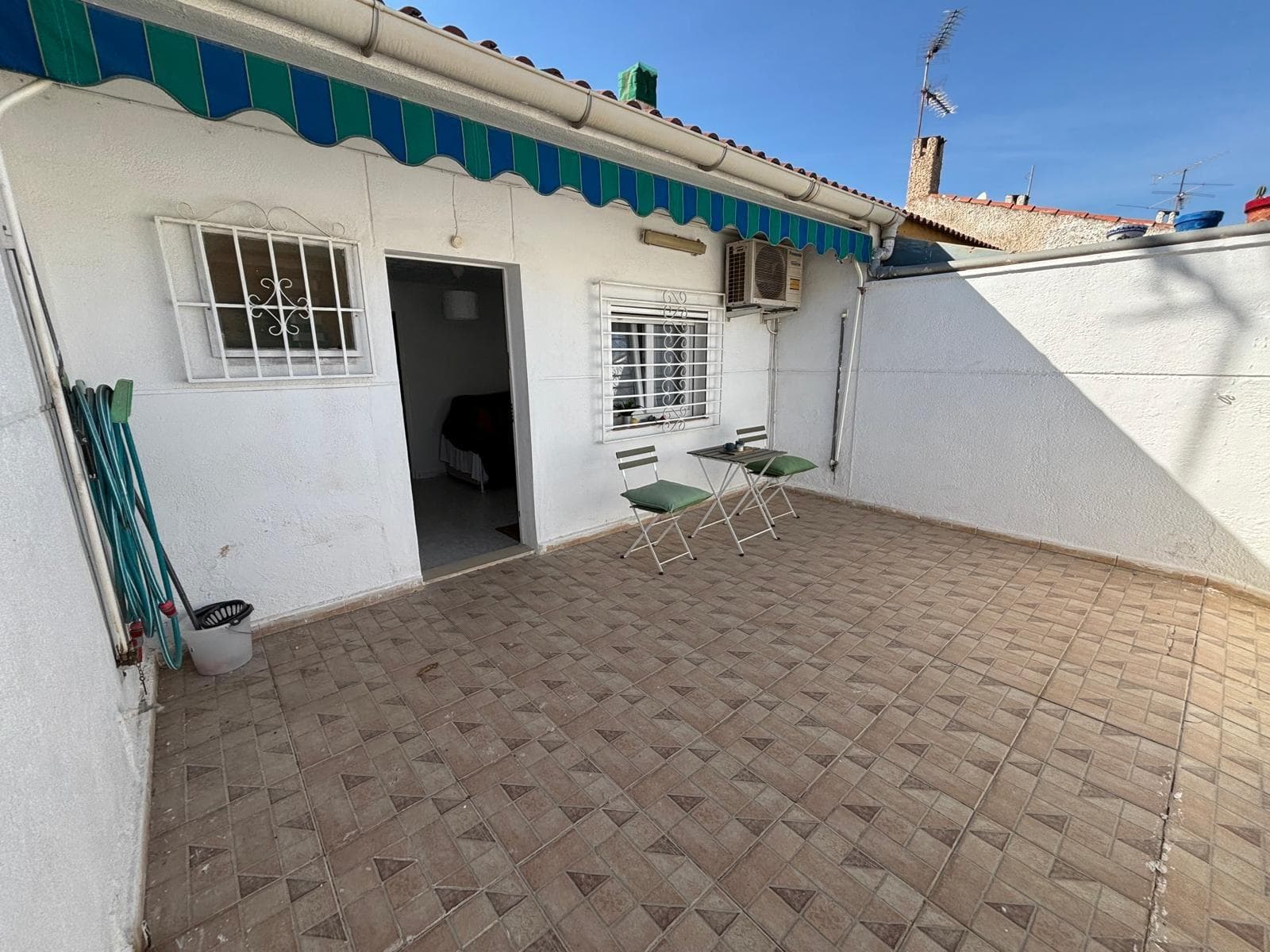 BUNGALOW PLANTA BAJA EN TORREVIEJA ¡Descubre este encantador bungalow en planta baja que te ofrece la oportunidad de vivir cómodamente en una ubicación privilegiada! Situado en la tranquila urbanización Finca Torreta Segunda, Torrevieja, esta propiedad cuenta con un acogedor dormitorio y un baño completo ideal para parejas o personas solas. Disfruta de tu propia terraza ajardinada al frente, perfecta para relajarte al aire libre y disfrutar del clima mediterráneo. Además, el patio proporciona un espacio adicional donde puedes crear tu rincón personal o almacenamiento extra. Con una superficie total del terreno de 68,4 m² y construidos 35,64 m² distribuidos eficientemente (superficie útil: 27,37 m²), este bungalow es perfecto si buscas comodidad sin renunciar a tus espacios personales. La zona residencial es muy tranquila y está bien conectada; además incluye plaza de aparcamiento disponible para mayor conveniencia.