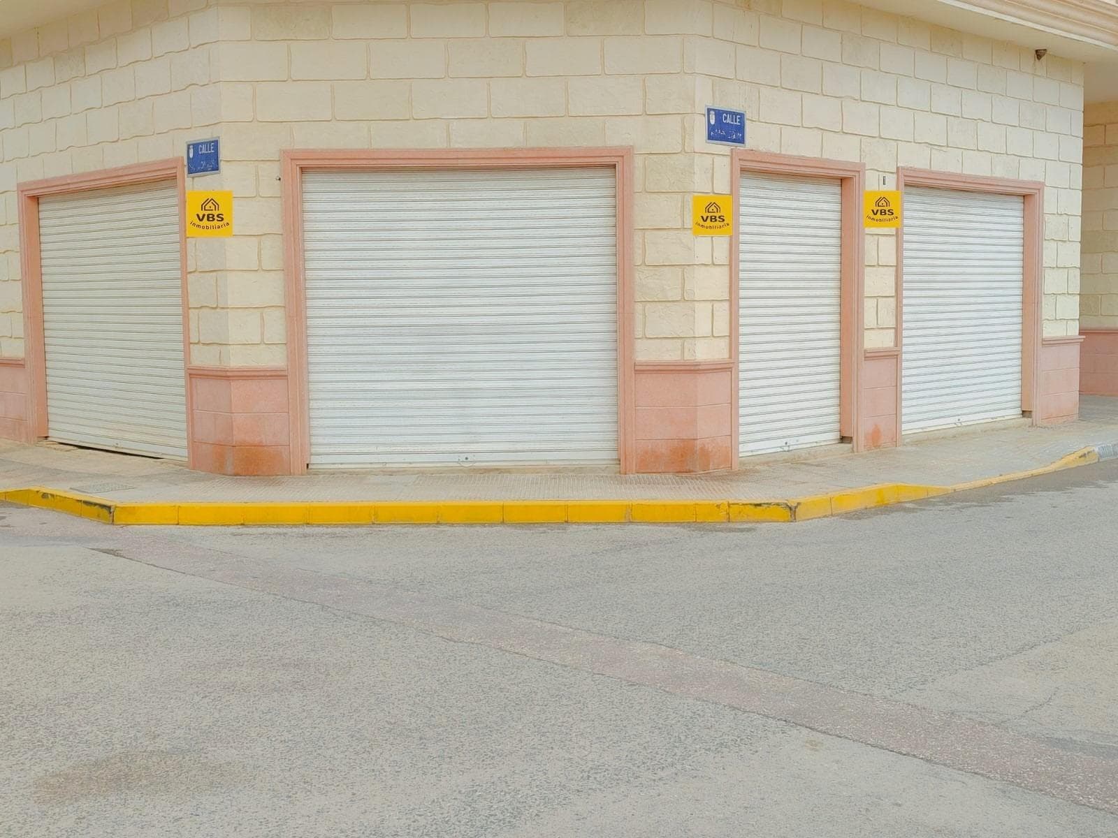 Raw commercial premises, located in the municipality of Formentera Del Segura belonging to the province of Alicante. It has a constructed area of 80 m2. It has its own independent access, all exterior. It is located on the ground floor, in a building that has three floors above ground. Year of construction 2006. In its surroundings it is worth highlighting: - The Municipal Sports Center - City Council of the Formentera Del Segura municipality. - Supermarkets and other shops and services are located less than 300m away. It has easy access to regional roads and the AP-7 highway. The Altet - Alicante international airport is approximately forty minutes away by car, 40km.