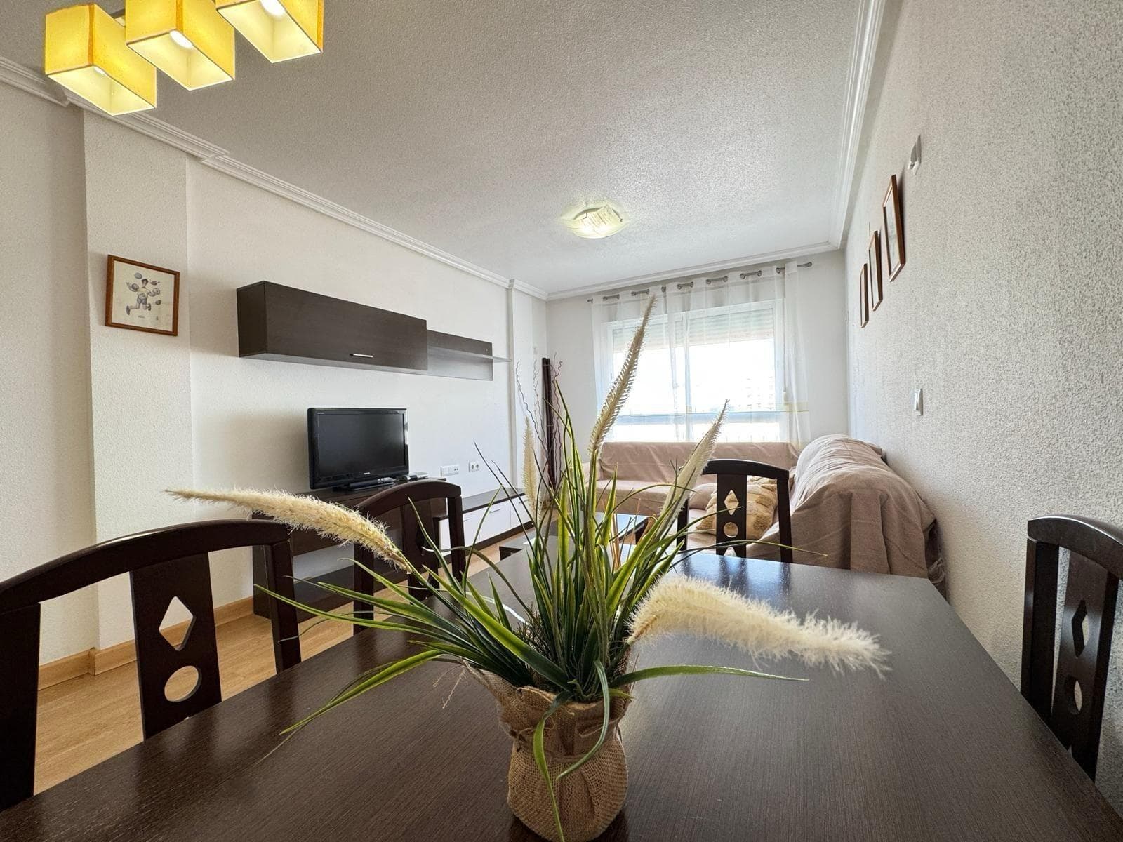 Se ofrece a la venta un apartamento en corazon de Torrevieja Calle La Paz Apartamento en Torrevieja, Superficie Construida 121m2, 3 Habitaciones, 2 Baños, 650 Distancia al mar, Ascensor, Año de construcción 2009 Hay tiendas, restaurantes, cafeterías, parques cercanos. La reserva de apartamentos es posible de forma remota. Escríbeme o llámame para obtener información detallada sobre la propiedad. ¡Encantada de responder a todas tus preguntas!