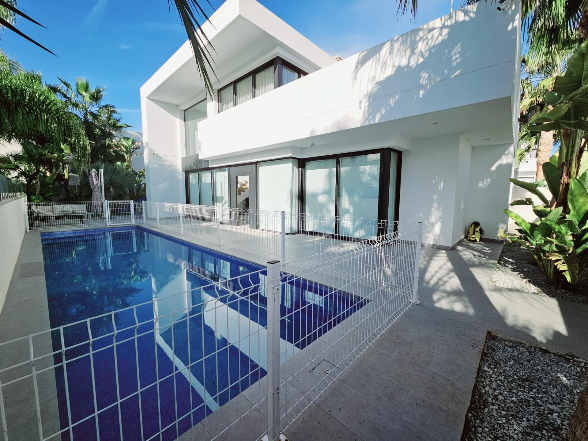 Villa in Doña Pepa, with 191 m² built, 400 m² plot, 3 bedrooms, 3 bathrooms, 1 garage/s, new, exterior, 3 closets, 1 terrace(s), 20 m² terrace, independent kitchen, furnished, south facing, less than 5 years old, green areas, private pool, ibi fee: €544 Spectacular villa in Doña Pepa, Ciudad Quesada with a 400 m2 plot with a private pool and garden areas. The house has 191 m2 and is flooded by the light that enters through its large windows in all the rooms of the house, it consists of 3 bedrooms, 3 bathrooms, a very large living-dining room, an independent kitchen and a dressing room. It also has a closed garage, a laundry room and a very large terrace in the master bedroom.