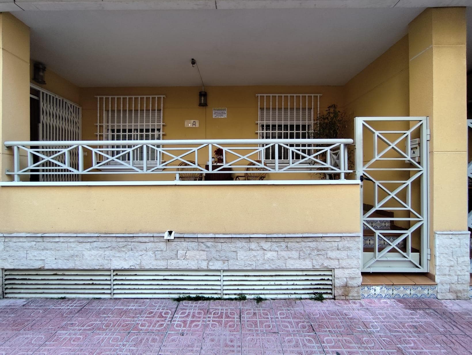 A ground floor apartment is offered for sale. 150M from Playa del Cura. The property consists of 4 bedrooms, 2 bathrooms, fully furnished and equipped open plan kitchen, large living-dining room with access to a terrace. With Southeast orientation! The community has a communal pool. The property is presented in perfect condition. Please do not hesitate to contact us for more detailed information. We will be happy to answer any questions you may have.