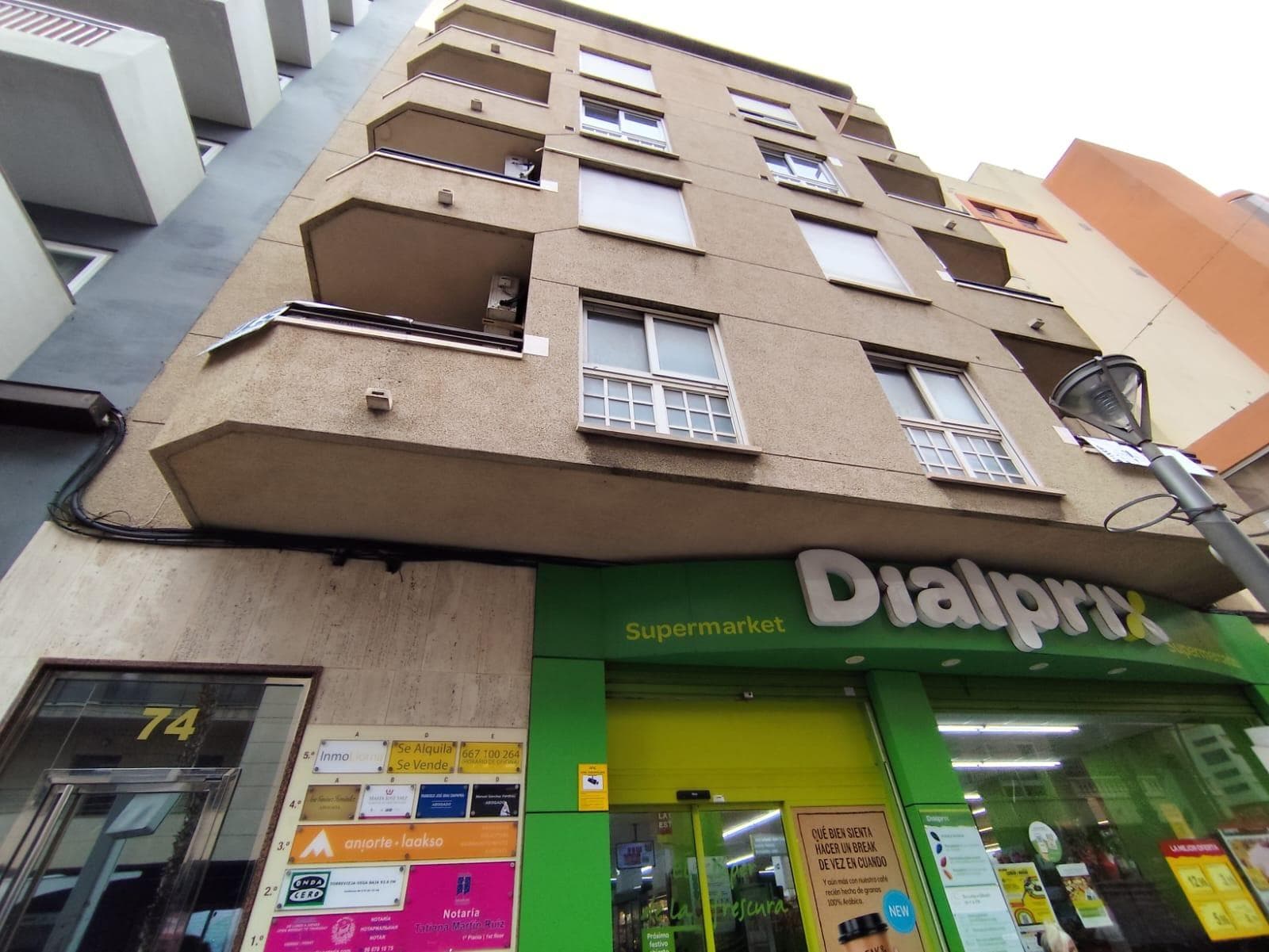 Apartamento de unos 264 metros cuadrados divisilbe en varias viviendas o locales. Situado en el centro de Torrevieja cercano a los negocios y servicios más importantes de Torrevieja. El apartamento posee dos balcones que dan a la calle ramon gallud, dos baños con posibilidad de realizar más y una gran terraza y en la parte posterior. Rentabilidad muy aceptable para inversores. Altos rendimientos mensuales.
