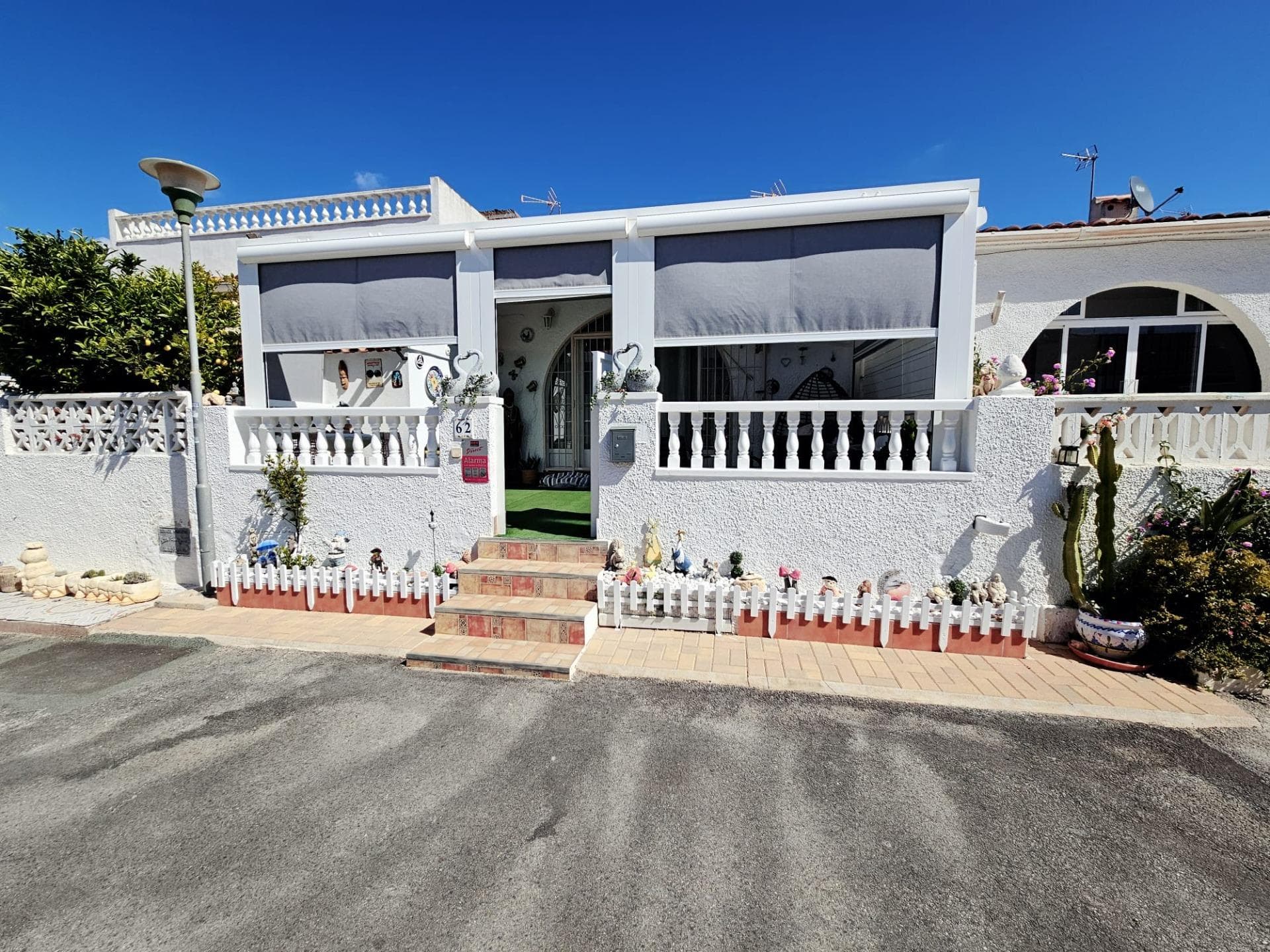 🌞 Your corner of peace in Torrevieja awaits you 🌴 Bungalow in La Siesta – El Salado – Torretas Enjoy the tranquility in one of the most peaceful areas of Torrevieja. This beautiful bungalow is located in a very quiet residential area, perfect for disconnecting from the noise and living comfortably. 🏡 Highlights: 2 bedrooms: one double and one single Full and well-equipped bathroom Spacious and cozy living room Functional and fully equipped kitchen Dining room with an office area: ideal for teleworking or studying Fantastic terrace-patio with pergola: enjoy the sun or relax even on rainy days Perfect both as a permanent residence or for vacations. A home ready to move into, with that Mediterranean flair that will captivate you. 📍 Come and see it and discover your new home on the coast!