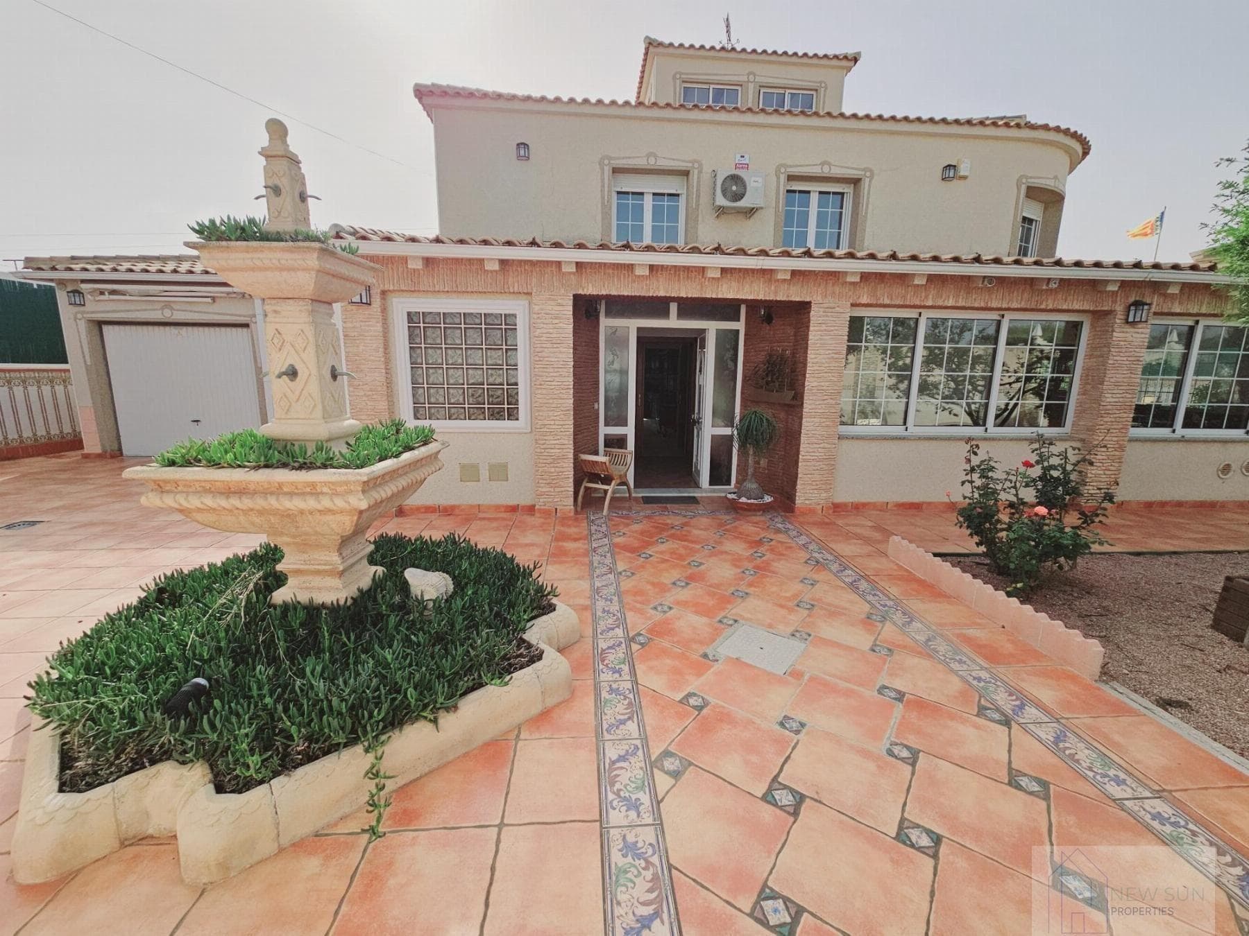 Bedrooms: 5, Bathrooms: 4, Villa in Torrevieja, Alicante, Spain