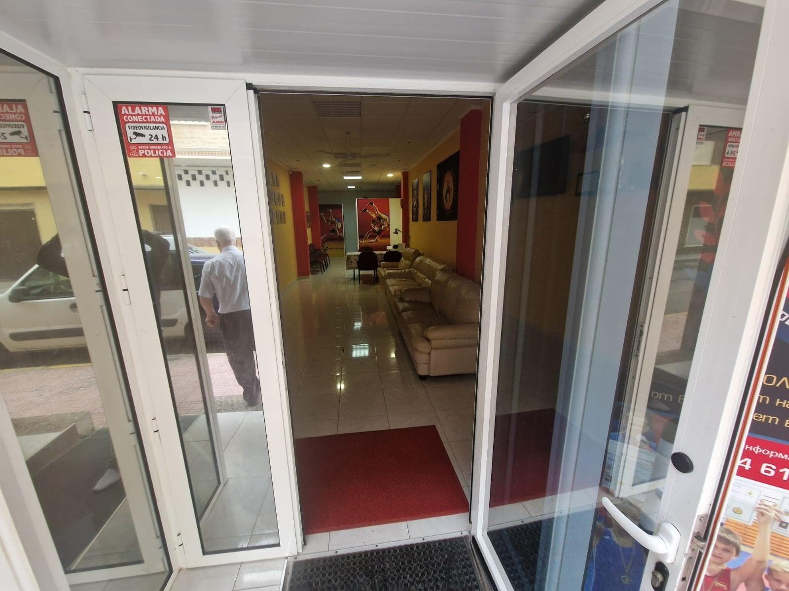 🏢 Commercial space 200 meters from the beach with great commercial potential 🌊 Looking for a versatile, spacious space in a prime location? This 200 m² space just 200 meters from the sea is the opportunity you've been waiting for. ✨ Layout and features: 2 bathrooms for greater comfort 32 m² hallway leads to a 100 m² main hall Large, open spaces, ideal for adapting to multiple types of businesses 💡 From a gym, retail store, creative studio, or beauty center, to offices or a showroom: you can make a thousand projects a reality here! Its excellent location near the beach guarantees a constant flow of people and visibility. 📍 Grow your business in a strategic area with high potential!