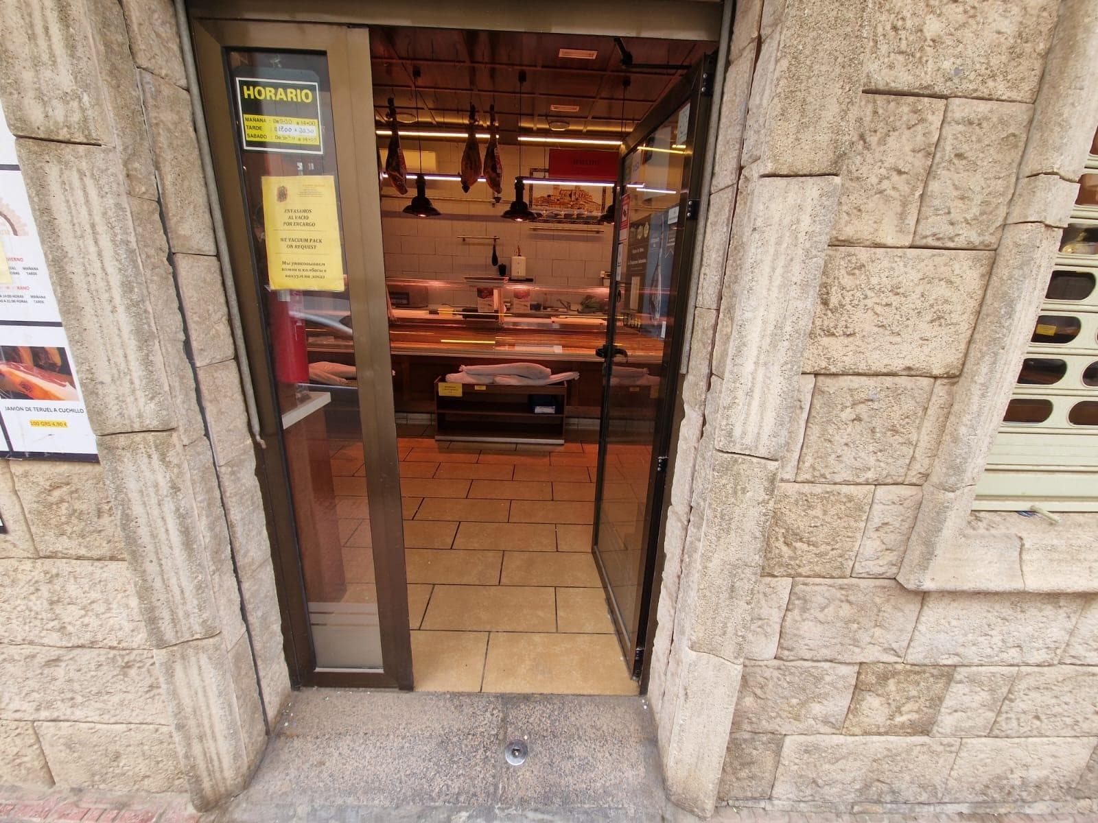 🏢 Unique Opportunity: 3-story Commercial Space in Front of the Torrevieja Cultural Center 💼 We present this 143 m² commercial space, spread over three floors, with great potential for multiple uses thanks to its excellent location and renovation possibilities. ✨ Space Layout: 🔹 Ground floor: main entrance with direct access to the stairs 🔹 First floor: houses the only toilet in the premises and an industrial freezer (possible negotiation with the owner if you wish to keep it) 🔹 Second floor: currently converted into an office, with access to a private terrace ✅ Possibility of installing a smoke vent, opening up options for hospitality businesses 📍 Prime location: directly opposite the Virgen del Carmen Cultural Center, in an area with high pedestrian traffic and visibility 💡 Perfect for converting into a café, shop, office, creative studio, or even a training center This space is a diamond in the rough with great potential. It just needs a clear vision and a touch of renewal to truly shine. 📞 Interested? Contact us and discover everything you can do with this space!