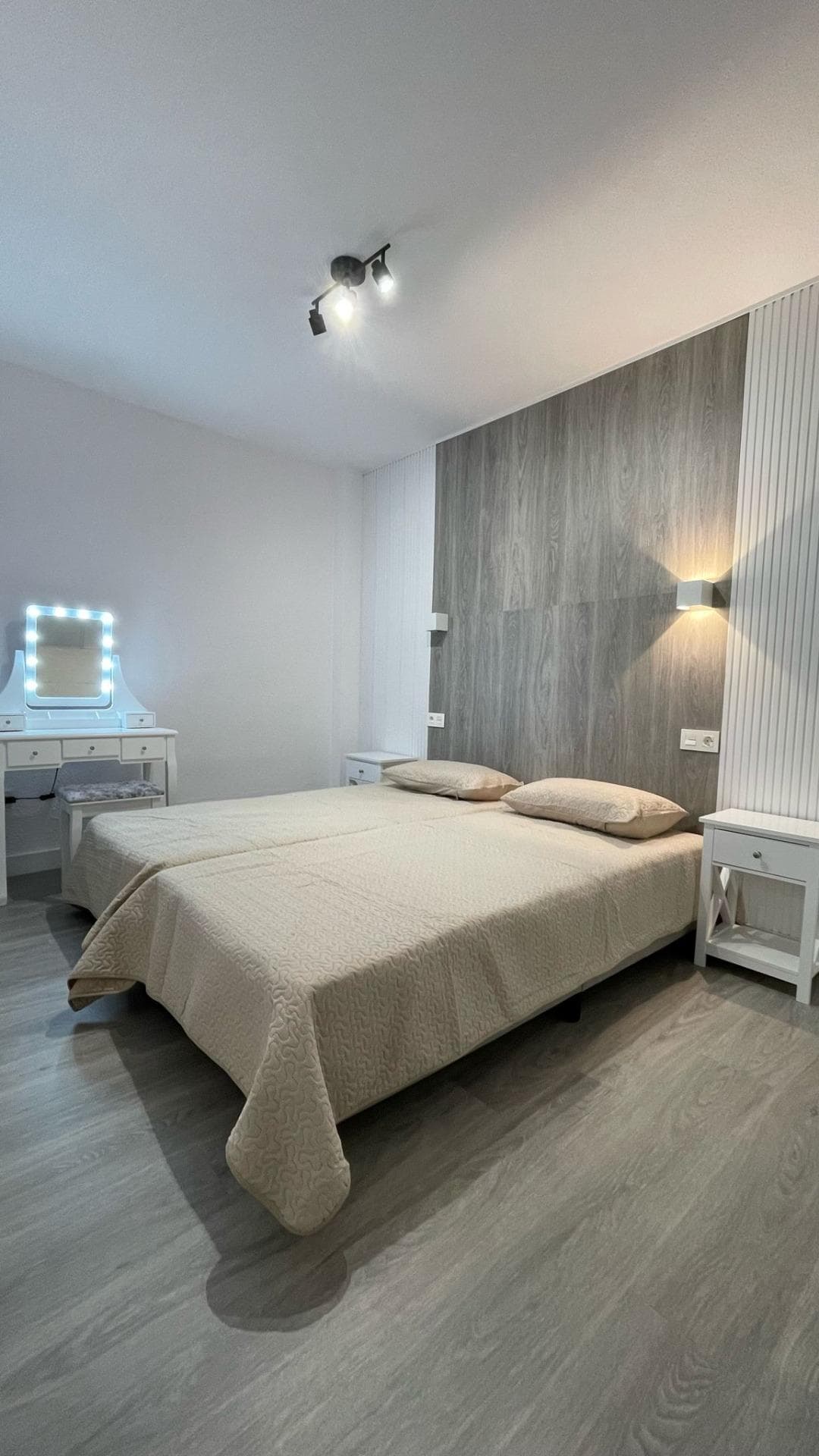 Cozy apartment in the center of Torrevieja, ideal for living or investing! This 70 m² apartment, located near the Torrevieja bus station, offers you the convenience of having all essential and public services just steps away: supermarkets, pharmacies, restaurants, and public transport. 🛏️ Functional layout: 2 bedrooms: one double and one single 1 full bathroom with shower Kitchen integrated with the living and dining room, creating a practical and cozy space Perfect terrace to enjoy the outdoors Located in the heart of the city, this apartment is an excellent option both as a permanent residence and as a vacation or long-term rental. An affordable opportunity in one of the best-connected areas of Torrevieja!