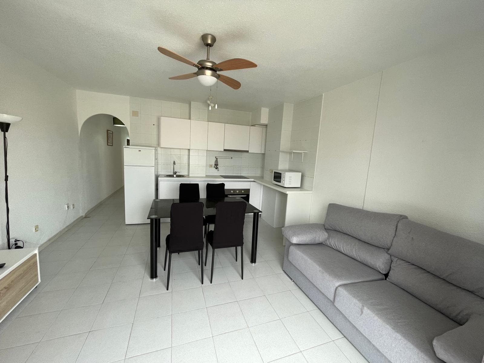 🌅 Beautiful penthouse just 500 meters from the sea – Your perfect spot on the coast 🏖️ We present this charming penthouse that combines comfort, a good layout, and an excellent location on the coast, ideal as a permanent home, a vacation getaway, or a highly profitable investment. Located just 500 meters from the beach, this penthouse allows you to enjoy the sea breeze and the sound of the sea without sacrificing the tranquility of a residential setting. ✨ The home features: 🛏️ 2 bedrooms – one double and one single, perfect for small families or for entertaining. 🛁 Modern bathroom with a shower, functional and comfortable. 🍽️ Integrated kitchen, dining room, and living room in an open and well-used space, ideal for sharing moments with family or friends. 🌞 Private terrace with a great location, where you can relax, sunbathe, or enjoy an al fresco dinner while feeling the Mediterranean breeze. This penthouse is designed for those who value every square meter and are looking for a warm, functional, and well-located home. ✅ Just steps from all amenities: supermarkets, restaurants, transportation, and entertainment areas. Don't miss the opportunity to live in the area that has it all: sea, sun, comfort, and quality of life. 📞 Contact us today and come visit without obligation! Your new home on the coast is waiting for you.