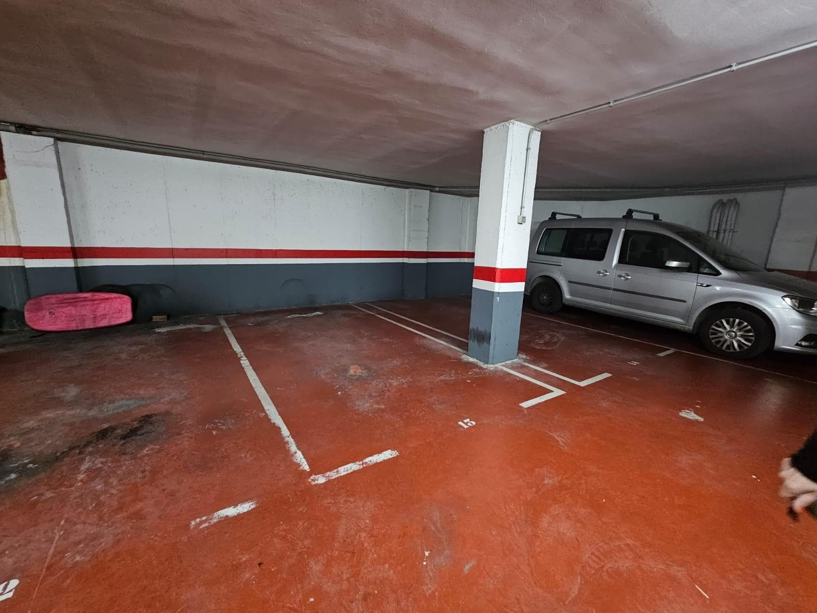🚗 Great parking space for sale! Tired of driving around looking for parking? We present this comfortable 9 m² parking space, with easy and secure access via a car lift. Perfect for a small car or as an investment, in a convenient location with direct access. 🔐 Safe, functional, and ideal for everyday use. Don't miss this opportunity! 📞 Contact us for more information or a no-obligation viewing.