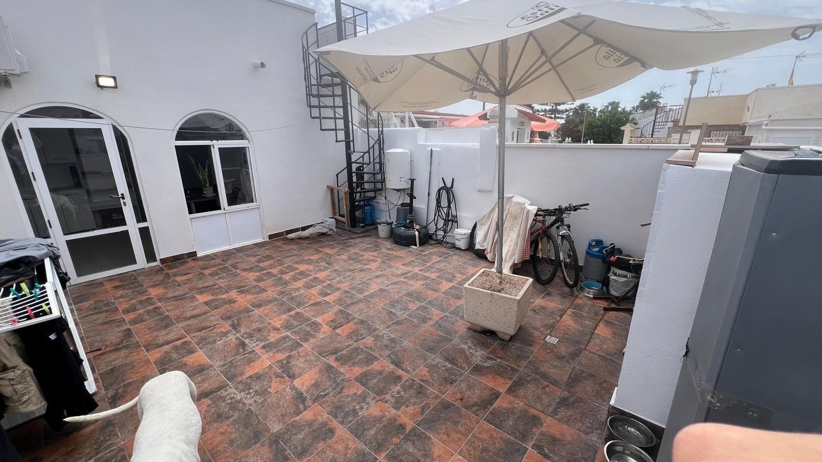 🌞 Charmingly renovated bungalow in Torretas III – ideal for enjoying the summer! 🏡☀️ We present this wonderful ground-floor bungalow-style home, located in one of the quietest and most established areas of Torrevieja: Torretas III. A perfect opportunity for a permanent residence, a vacation getaway, or an investment. With a comfortable and functional layout, this property has been renovated with excellent quality materials, carefully designed by its owner, and is ready to move into without any renovations. 🔹 2 bedrooms: one double and one single, ideal for couples, small families, or guests. 🔹 Modern and practical full bathroom with shower. 🔹 Open-plan kitchen to the living room, designed to maximize space and enjoy comfortable and cozy living. 🔹 Rear patio with barbecue area, perfect for enjoying the Mediterranean climate with friends and family. 🔹 From the patio, you can access a private sun terrace, where you can sunbathe, relax, or even create a chill-out area. 🔹 The complex has a communal pool, ideal for cooling off on hot summer days. In addition, the area has all the necessary services just minutes away: supermarkets, medical centers, green areas, public transportation, and easy access to the main roads. All this in a quiet and family-friendly residential setting. ✨ A very complete home, in good condition, charming, and ready to be enjoyed from day one. 💡 Ideal for enjoying the summer or living year-round in a comfortable and cozy environment. 📞 Don't miss this opportunity! Contact us and schedule your visit. Your bungalow in Torrevieja is waiting for you!
