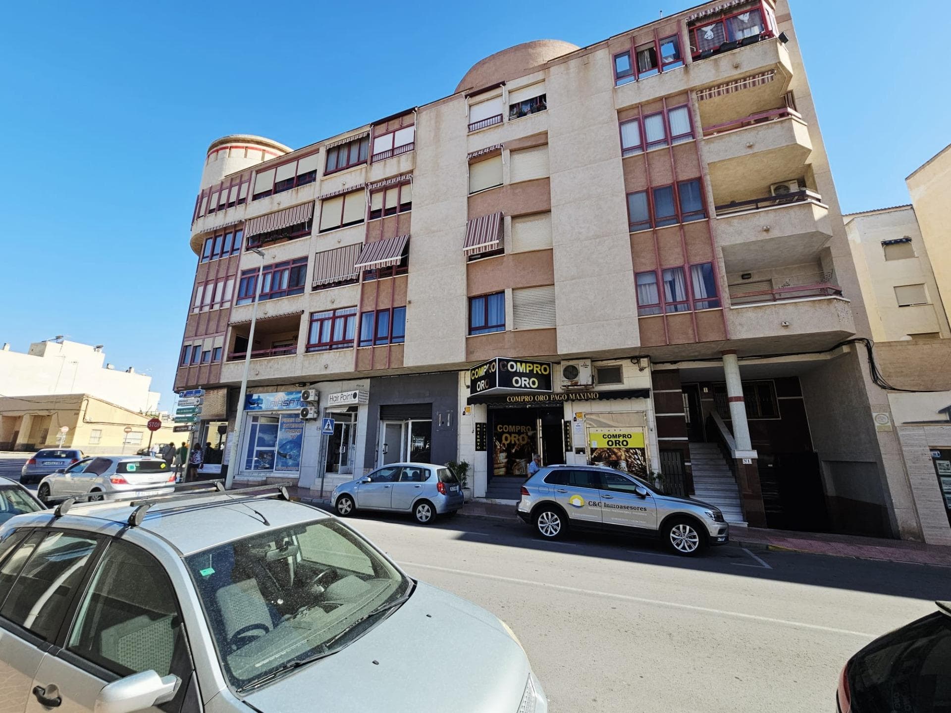 🌟 Wonderful apartment with terrace in the heart of Guardamar 🏖️🌿 We present this fantastic first-floor apartment, located in one of the most pleasant and convenient areas of Guardamar del Segura, just a few steps from the famous Plaza de la Vega Baja. A peaceful setting, surrounded by amenities, green areas, and a short walk from the sea. With 70 m² well-distributed, this home is perfect for year-round living or for a comfortable vacation. 🛏️ 2 spacious and bright double bedrooms, ideal for relaxation and family life. 🛁 2 full bathrooms: one with a shower and the other with a bathtub, designed for your daily comfort. 🛋️ The living-dining room is integrated with the kitchen, creating an open and functional space that invites you to share moments in good company. 🍽️ The fully equipped, modern kitchen is ready to move into. 🌞 A beautiful terrace with direct access from the living room is perfect for enjoying the Mediterranean climate, having breakfast al fresco, or relaxing at sunset. The apartment is located in a well-maintained building, in a central and well-connected area, with supermarkets, restaurants, shops, health centers, and public transportation just steps away. 💡 An ideal opportunity for those looking for a ready-to-move home in one of the most highly-rated coastal towns on the Costa Blanca. 📞 Don't miss out! Contact us for more information or to arrange a viewing. Your new home in Guardamar is waiting for you.