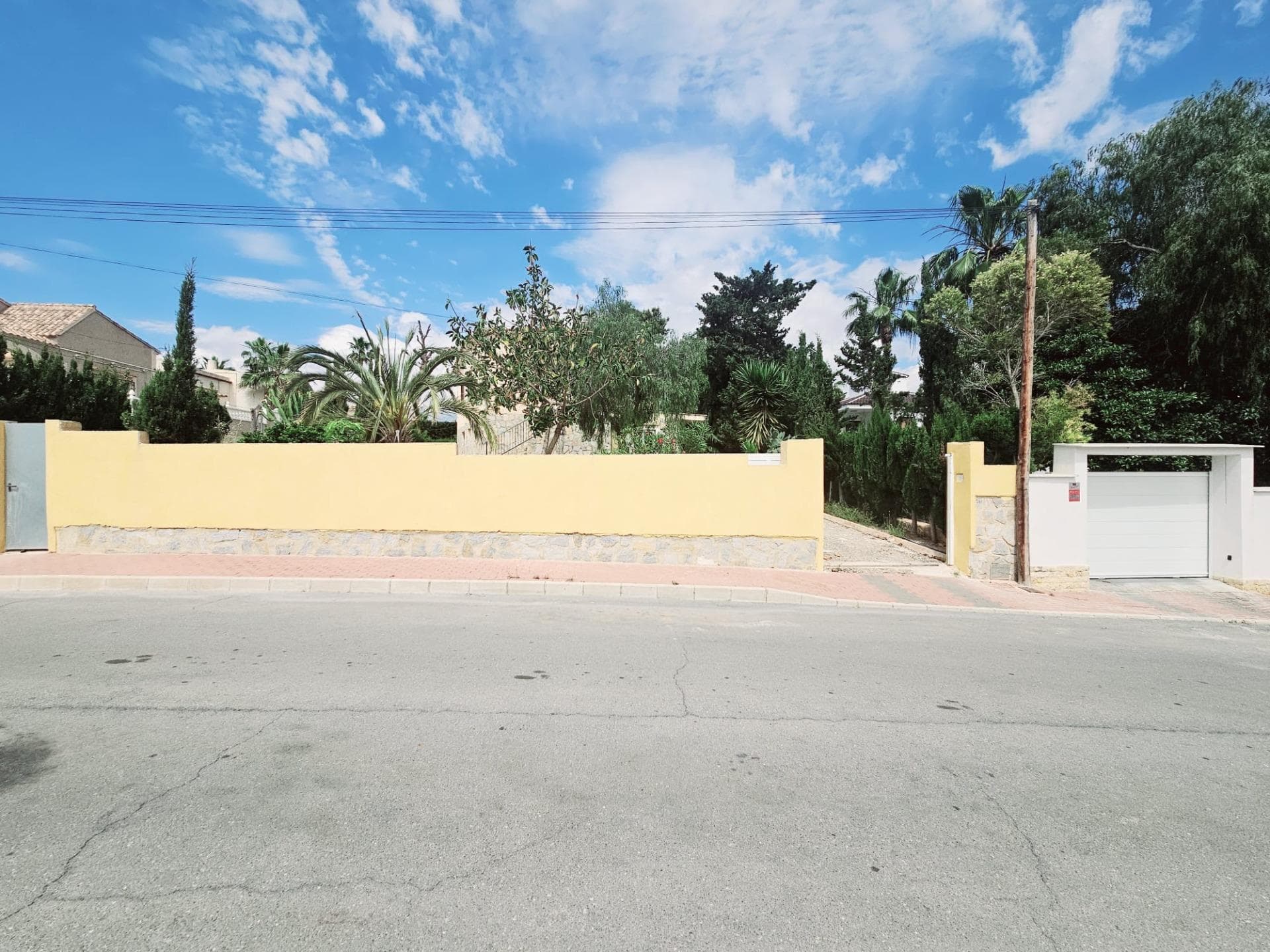 🏡 Detached villa with a large plot in Los Balcones, Torrevieja! ✨ A unique opportunity to renovate and create the home of your dreams! Imagine living in a quiet area, surrounded by nature and with more than enough space for everything you can imagine: garden, pool, leisure area, orchard... This two-story villa located in the sought-after area of ​​Los Balcones offers you the opportunity to make that dream a reality. The home, with a solid structure and plenty of room for renovation, sits on an 830 m² plot, something very difficult to find in the area today. If you're looking for space, independence, and design freedom, this is the place for you. 🔹 Villa layout: ✅ Two independent floors ✅ 4 bedrooms in total – 2 on each floor, perfect for large families or even to divide into two homes ✅ 2 full bathrooms – one on each floor, both with showers ✅ Kitchen on the upper floor – with the possibility of creating another on the ground floor ✅ Large interior spaces with natural light ✅ Parking area within the plot ✅ Large garden with a thousand possibilities: private pool, barbecue area, chill-out area, etc. 📍 Prime location – Los Balcones One of the most valued residential areas in Torrevieja, ideal for year-round living or as a second home. Close to supermarkets, pharmacies, the hospital, bus stops, schools, and just a few minutes' drive from the beaches of Orihuela Costa and the center of Torrevieja. 💡 Why is this property special? Because it offers something that's rare: land, privacy, and potential. You can design it to your liking, expand spaces, create a guest area, or create a double living space. Plus, its orientation and location within the neighborhood provide tranquility without sacrificing connection to the city. 🔑 An investment with a future Whether you want to live in, rent out, or renovate and resell, this chalet is a safe bet. 📞 Don't miss this opportunity! Contact us and schedule your visit. This great project could be your next great home. Make it a reality!