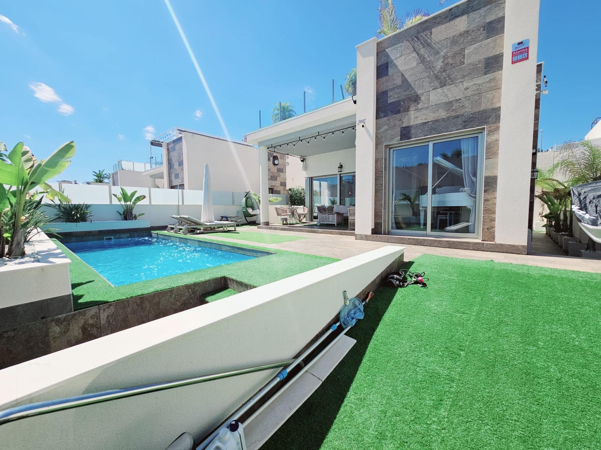 🏡 Dream villa in Orihuela Costa: space, privacy, and comfort in an unbeatable location 🌴 Looking for a home with room for the whole family, in a quiet area, with a private pool and all the charm of the Mediterranean? This is your chance! We present this magnificent detached villa in Orihuela Costa, located in a very quiet residential area and surrounded by nature. An exclusive property, built on a 330 m² plot, with its own garden, private pool, and three floors that offer an ideal layout for large families or those seeking spaciousness and versatility. ✨ Layout and key features: 🔹 6 functional bedrooms – Spacious, bright, and perfectly designed, ideal for large families, guests, or even for creating your own office, gym, or studio. 🔹 2 fully equipped bathrooms – Modern design and ready to move into. 🔹 Separate kitchen on the main floor – Modern, comfortable, and practical, perfect for cooking enthusiasts. 🔹 Living room in the basement – ​​Ideal as a secondary living area, relaxation space, or home theater area. 🔹 Game room – A perfect place for entertaining children and adults alike. 🔹 Private solarium – A space to enjoy the sun, set up a chill-out area, or simply unwind. 🔹 Private pool – So you can enjoy the summer without leaving home. 🔹 Private garden – With multiple possibilities: barbecue area, urban garden, or relaxation corner. 🔹 Very bright house throughout the day – Thanks to its excellent orientation. 📍 Ideal location – Orihuela Costa: One of the most sought-after areas of the Costa Blanca, where you'll enjoy tranquility without sacrificing amenities: supermarkets, restaurants, shopping centers, schools, hospitals, and, of course, the best beaches and coves of the Alicante coast just minutes away. 💡 Perfect for... ✔️ Families looking for a spacious and comfortable home ✔️ Investors interested in properties with high rental potential ✔️ People dreaming of a second home near the sea 📞 Don't let them tell you! This property has it all: location, spaciousness, privacy, and comfort. Call us today and schedule your visit. Your new home on the Costa Blanca is waiting for you!