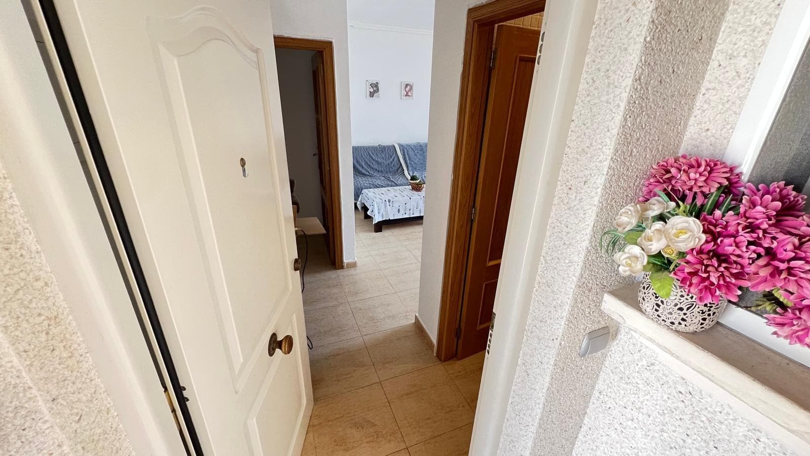 Your new home on the Costa Blanca awaits! Charming apartment in Villamartín – Open views, natural light, and a solarium with sea views Are you looking for a quiet, bright spot with a Mediterranean soul to live or enjoy your vacation? This apartment in Villamartín, located next to the well-known Isabela's bar in the Lucestre area, is just what you need. A gem of 84 m² designed to offer you comfort, unobstructed views, and a life in harmony with the surroundings. From the moment you step inside, you're enveloped by a feeling of spaciousness and well-being. The apartment is located within a well-maintained and quiet neighborhood, ideal for year-round living or relaxing during the summer. The home has two spacious bedrooms, both with built-in wardrobes and windows that let in plenty of natural light. Every corner has been designed to combine functionality and comfort. The full bathroom has a practical bathtub, perfect for those relaxing moments after a day at the beach or golf. The kitchen is separate, allowing you to cook without the smells spreading to the rest of the home, maintaining a fresh atmosphere in the living-dining room, a cozy and bright space, ideal for entertaining, enjoying time with the family, or simply relaxing with a glass of wine. From the living room, you have direct access to a large, sunny, west-facing terrace, perfect for enjoying afternoons with the sun caressing your skin. And as the icing on the cake, an exterior staircase leads you to the spectacular private solarium, where an outdoor shower invites you to refresh yourself while admiring the panoramic views of the sea and the surrounding nature. Here, every sunset becomes a postcard worthy of a collector's item. This apartment is much more than a home: it's a lifestyle. Ideal for those seeking peace, sun, and the charm of the Mediterranean with all amenities nearby. Restaurants, golf courses, shopping centers, and dream beaches are just minutes away. Don't miss this opportunity. An apartment like this one in Villamartín, with a solarium, sea views, and a prime location, won't be available for long. Contact us today and come discover your next home in the sun!
