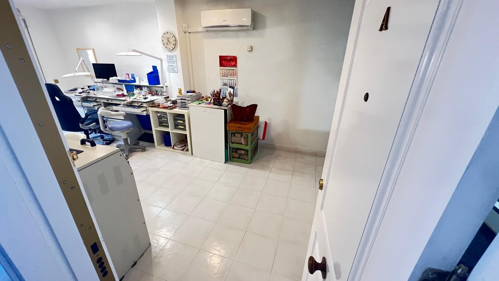 🏖️ Charming apartment steps from the sea – Torrevieja Located on the well-known Calle Concordia, just steps from the iconic Torrevieja Chapel and only 350 meters from Playa del Cura, this apartment is an excellent choice for both year-round living and vacations. 🛋️ Spacious and well-distributed spaces The apartment features a spacious and bright living room with direct access to a glass-enclosed terrace where you can relax or enjoy breakfast in the natural light. 🍽️ Separate kitchen + Andalusian patio The separate kitchen opens onto a charming Andalusian patio, providing ventilation, light, and a unique traditional touch. 🛏️ Two double bedrooms + 2 bathrooms The apartment offers two double bedrooms, perfect for families or guests. One of them has an en-suite bathroom with a bathtub, while the second bathroom includes a practical and functional shower. 📦 Extras that add value The property also has a storage room upstairs, ideal for additional storage, and access to a communal solarium ☀️, perfect for sunbathing or enjoying the views. 📍 Unbeatable location Close to all amenities: supermarkets, restaurants, public transport, and of course, the beach is just a few minutes' walk away.