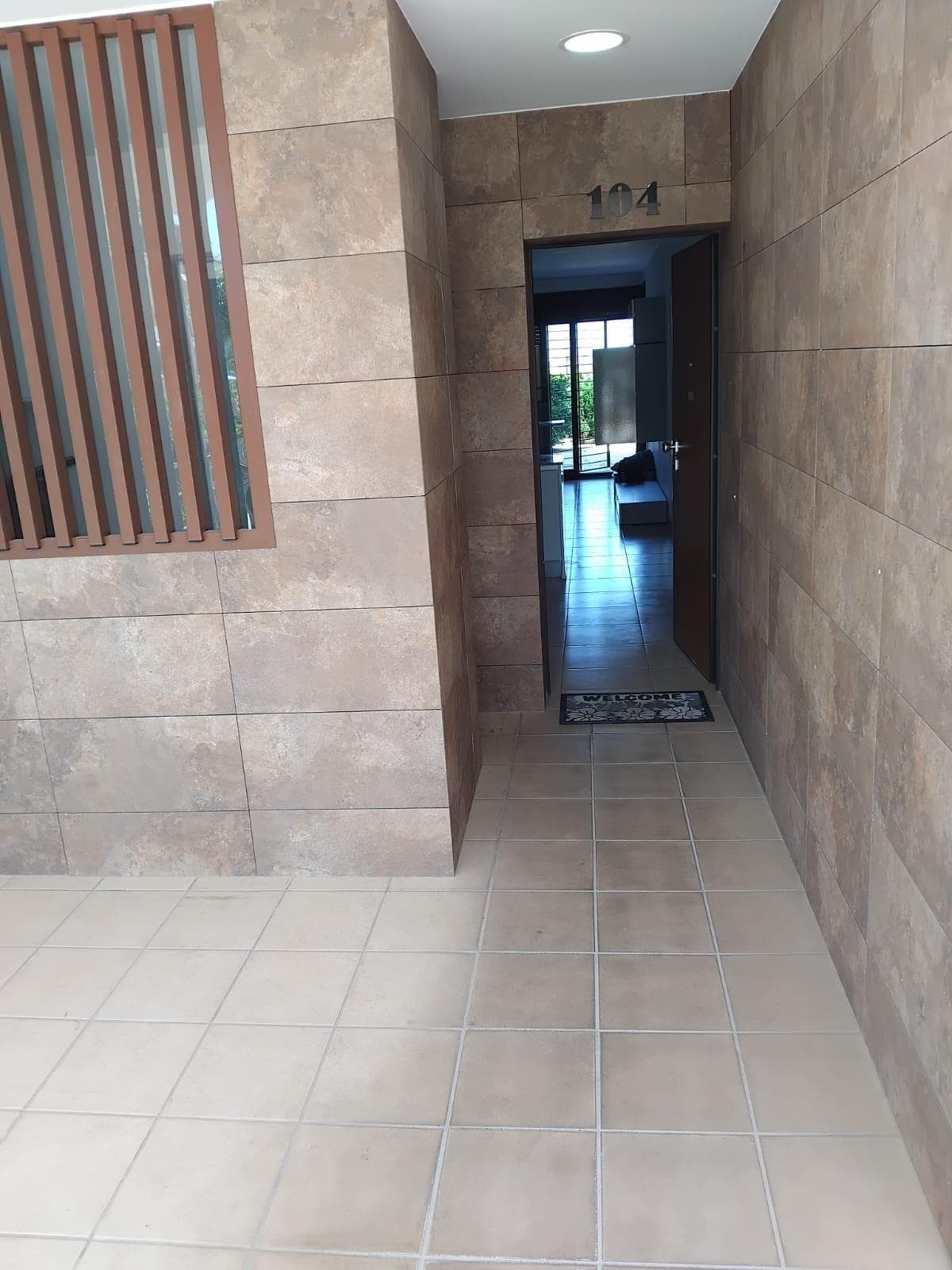 🌴 Live in style in Lomas de Cabo Roig 🏡☀️ If you're looking for comfort, elegance, and a prime location on the Costa Blanca, this apartment in Lomas de Cabo Roig is just what you need. Located in a high-end residential area, surrounded by perfectly maintained green areas, this home offers quality of life and tranquility in a modern and welcoming setting. ✨ Spaces designed for your well-being This apartment has been designed to offer functionality and comfort in every corner. With two spacious and bright bedrooms and two fully equipped bathrooms, it's ideal for year-round living or for a carefree vacation. 🍽️ The modern open-plan kitchen connects to a practical interior patio, perfect for a laundry or storage area. The spacious living-dining room, with excellent natural light, provides direct access to a cozy terrace, ideal for breakfast in the sun, al fresco dinners, or simply relaxing at the end of the day 🌇🌿. 🏊‍♂️ A setting that has it all Located in a high-end gated community, you'll enjoy a communal pool, garden areas, and perfectly maintained common spaces, designed for relaxing and enjoying the Mediterranean climate year-round. 🚗 It also has an underground parking space, an added value that guarantees comfort and security for your vehicle. 📍 Strategic location Lomas de Cabo Roig is a rapidly expanding area, well-connected and with easy access to the best beaches of Orihuela Costa, golf courses, shopping centers, restaurants, and all the necessary services for daily life. 💬 Don't miss this opportunity! An apartment like this isn't found every day: top location, luxury development, parking space, terrace, and everything you need to live or invest with complete security. 📞 Interested? Contact me and come see your next home on the coast! 🌊🔑