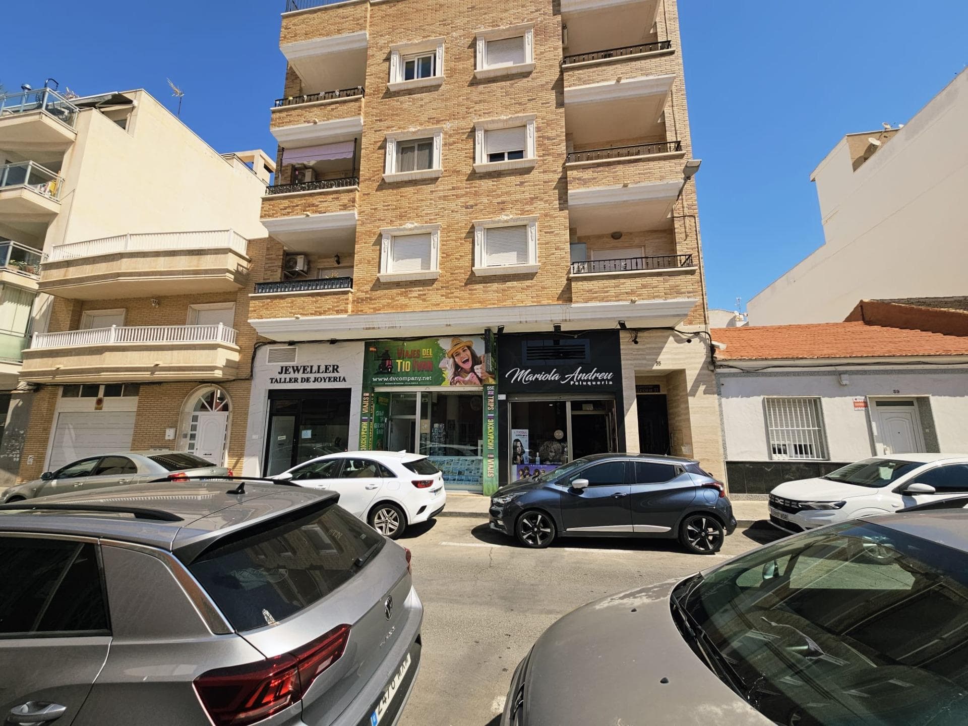 🏡 EXCLUSIVE APARTMENT ON CALLE ANTONIO MACHADO – TORREVIEJA ☀️ Located on one of Torrevieja's main streets, this spacious and bright second-floor apartment offers a unique opportunity for both year-round living and investment on the coast. ✨ 117 m² of brand-new space This apartment has never been lived in, meaning you could be the first to enjoy every corner. Its condition is excellent, with meticulous finishes and well-distributed spaces to ensure comfort and functionality. 🛏️ 3 spacious bedrooms Perfect for families or those looking for extra space for an office, dressing room, or guests. 🛁 2 full bathrooms, one with a whirlpool tub, ideal for relaxing after a day at the beach or at work. 🍽️ Independent kitchen Fully equipped, with enough space to cook comfortably without invading the rest of the home. 🌞 South-facing terrace Enjoy the sun all day long, perfect for al fresco breakfasts, reading, or simply unwinding. 🧱 Solid and well-maintained construction The property is in perfect condition, in a quiet, well-maintained building, with stable neighbors and an excellent location. 📍 Unbeatable location You are just steps away from supermarkets, shops, health centers, schools, and leisure areas. Public transportation is excellent, and the sea is just a few minutes' walk away. 💼 Ideal for: Families looking for a spacious home Investors seeking high rental returns Couples looking to start a new life in a prime location 🔑 A property ready to move into or customize to your liking. Don't miss this opportunity!