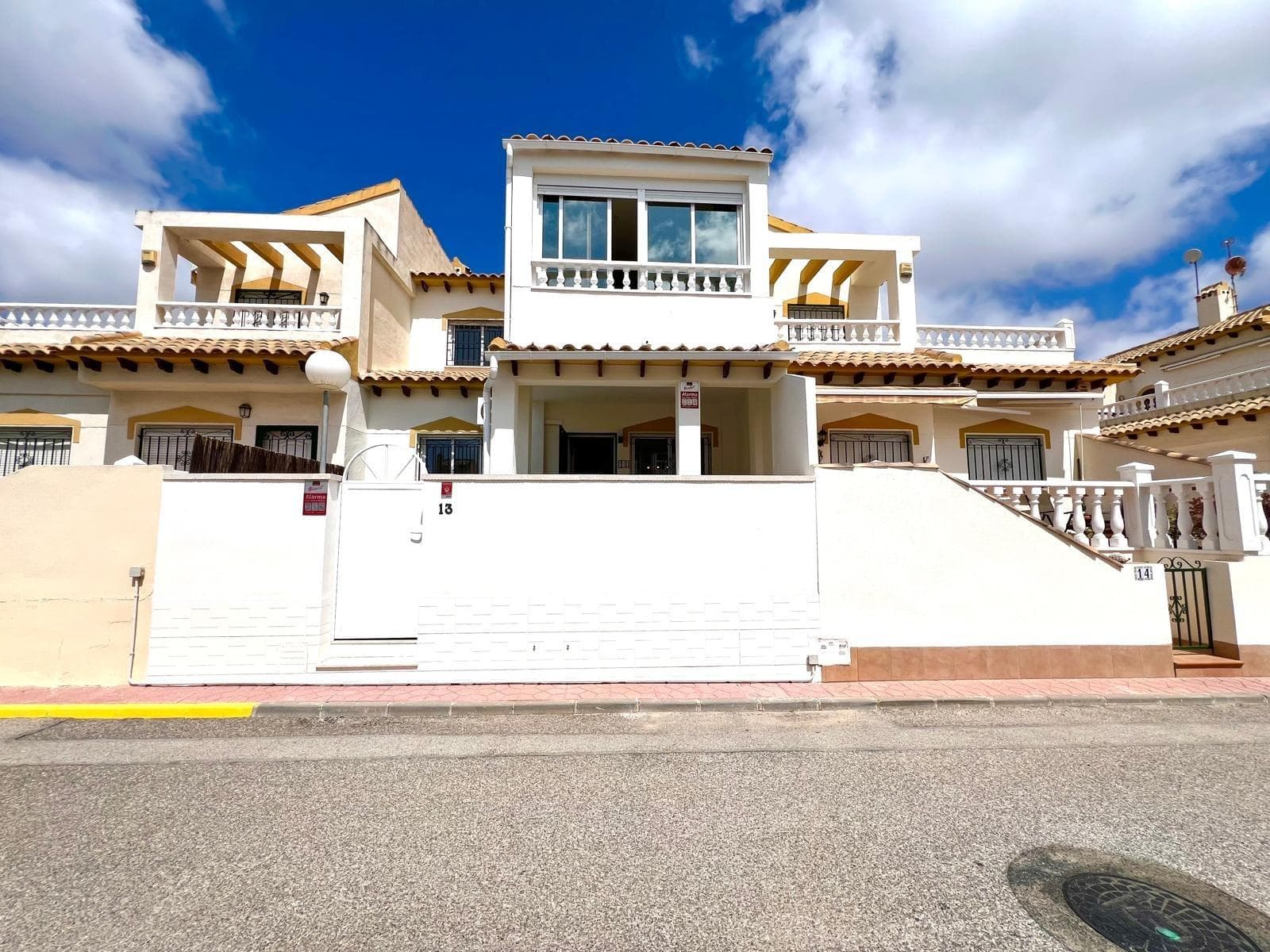 🏡✨ Newly renovated townhouse in Los Altos – Orihuela Costa Style, comfort, and quality just minutes from the sea! 🌊☀️ We present this wonderful townhouse, completely renovated with a modern design, high-quality materials, and carefully thought-out details. Located in one of the most sought-after areas of Orihuela Costa, Los Altos, within a quiet residential area with a family atmosphere that has it all: common areas, a communal pool, and easy parking right in front of the house. 🚗 🔸 Ground floor layout: Upon arrival, you are welcomed by a charming front garden with a porch, perfect for relaxing or enjoying a coffee in the sun. Inside, you will find a cozy, bright living-dining room, a double bedroom, a full bathroom with a shower, and a separate kitchen with access to a rear patio, where the boiler is located and a practical storage room under the stairs. All designed with functionality and good taste. ✨🪴 🔸 First floor: Upstairs, you'll find another full bathroom with a shower, a second double bedroom, and the master bedroom, which also has a glass-enclosed terrace, ideal as a reading space, relaxation corner, or office. 🛏️🌅 🪟 Natural light in every corner thanks to its excellent south-facing orientation, making this home a warm, cheerful, and very energy-efficient space. 🏊‍♀️ Communal pool and green areas, perfect for enjoying with family or friends on summer days. The community is also well-maintained and quiet, which adds value to the surroundings. 💡 Ideal for: ✔️ Year-round living ✔️ Second home on the Costa Blanca ✔️ Investment for tourist or long-term rentals A property that combines location, style, light, and quality of life. Ready to move in, no need to worry about renovations or details. 📲 Contact us for more information, photos, or to schedule a showing. This house may be just what you've been looking for! 🏠💙