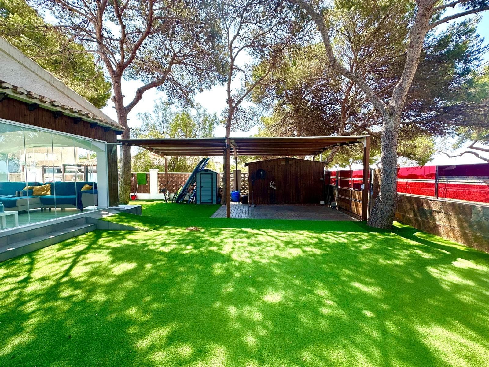 🏡 Detached villa in Punta Prima just 150m from the beach 🌊 A true oasis by the sea, with a private pool and full accessibility! ♿🔥 Can you imagine living just steps from the Mediterranean, in a privileged setting, with all the amenities, space, and privacy your family deserves? This property in Punta Prima has it ALL. 📍 Unbeatable location: Just 150 meters from the beach, one of the most popular and best-maintained in the area. Plus, it's adapted for people with reduced mobility, ideal for all family members. 🌿 450m² plot, designed for total enjoyment: ✅ Large garden with green areas ✅ Barbecue area for unforgettable celebrations ✅ Private pool, to relax without leaving home ✅ Private garage And all this just steps from the sea! 🌞 🏠 The home has 120 m² of built area (95 m² usable area), distributed in a very comfortable and functional way, and is also adapted for people with reduced mobility. 🧱 Interior layout: 🔸 Glazed terrace with fireplace – A cozy space to enjoy in winter, ideal as a reading area or family corner to watch TV 🛋️🔥 🔸 Living-dining room with open-plan kitchen – Open, modern, and perfect for sharing family time 🍽️ 🔸 4 double bedrooms, one with an en-suite bathroom, providing extra privacy and comfort 🛏️🛁 🔸 2 full bathrooms, both with showers 🔸 Storage room and laundry room, facilitating daily organization and storage 🧺📦 ♿ Full accessibility: Both the house and the surrounding area are adapted for people with reduced mobility, making it an excellent option for families seeking barrier-free comfort. 💡 Ideal for: ✔️ Year-round living by the sea ✔️ Luxury second home on the Costa Blanca ✔️ Investment for vacation or tourist rentals ✨ This property is more than a villa, it's a lifestyle: sun, sea, privacy, spaciousness, and comfort all in one place. 📲 Contact me for more information, photos, or to arrange a viewing. Discover your new home in Punta Prima, you'll love it! 💙🌴