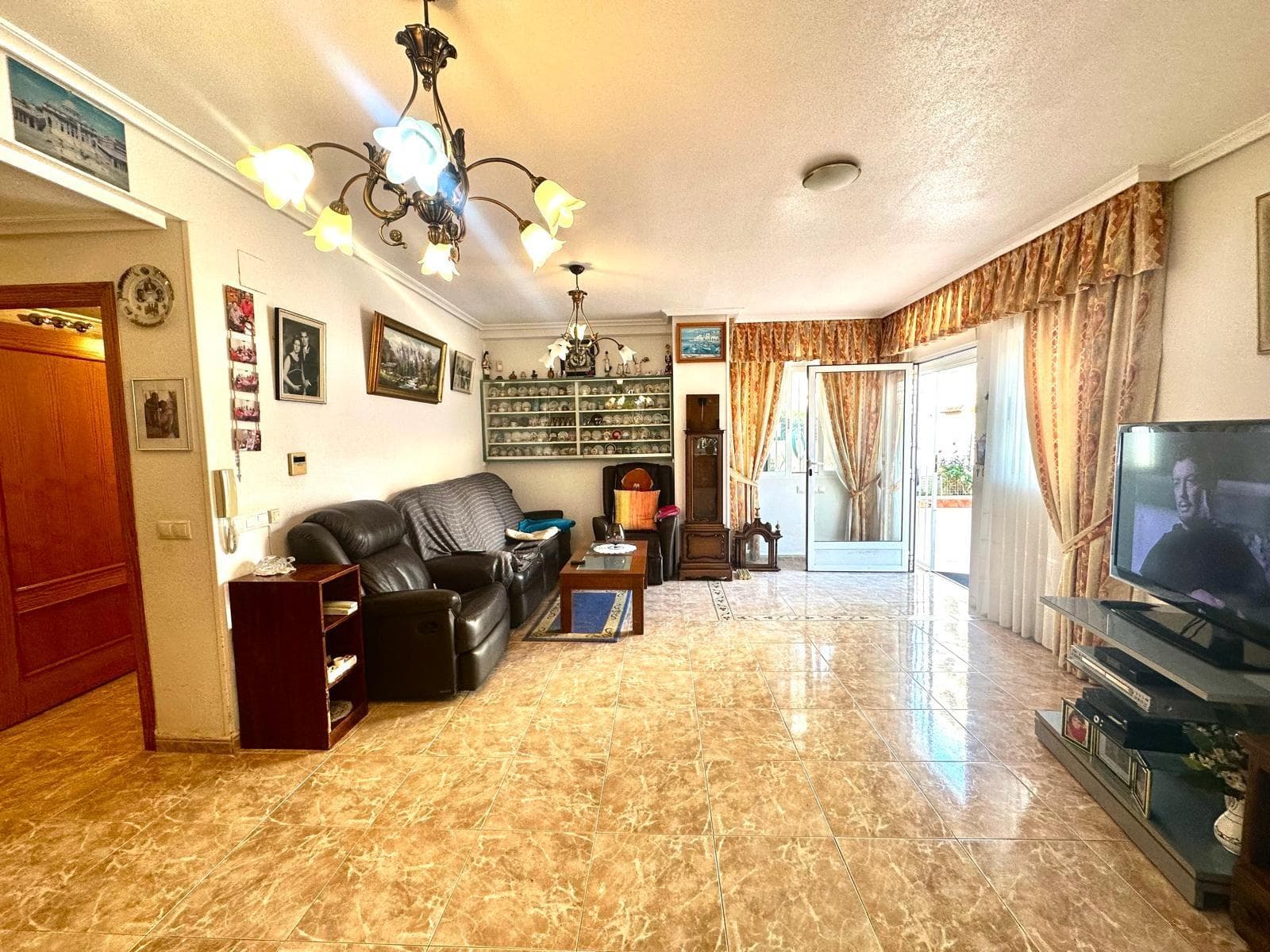 🌟🏡 GREAT OPPORTUNITY IN NUEVA TORREVIEJA! GROUND FLOOR WITH PRIVATE PLOT AND ALL AMENITIES 🌿🚗🌞 Looking for space, comfort, privacy, and a great location all in one property? 🤔 This spectacular ground floor apartment in Nueva Torrevieja has EVERYTHING to become your new home or ideal investment 💼🔑 📍 Located in a quiet and well-connected area, this home offers much more than just a house… 📐 A plot of over 200 m² with multiple outdoor spaces 🏠 140 m² of built area, well distributed and adapted to offer you functionality and comfort 🌳 Large garden with green areas to enjoy the outdoors 🌱 Vegetable garden with automatic irrigation, perfect if you love growing your own food 🍅🌿 🧰 Storage room for storage 🚗 Garage with automatic door and double exit to two different streets, total convenience! 🏊 Community pool to cool off on hot days 🛋️ Spacious and accessible interior: ✔️ Large living-dining room, ideal for family or friends gatherings 🍽️ Separate, functional, and well-lit kitchen 🚿 1 bathroom with shower 🛏️ 3 bedrooms: – 1 single – 2 doubles, including a master bedroom with an en-suite bathroom 💫 ♿ Mobility-adapted home, so everyone can enjoy it without barriers! 💡 Ideal for families, seniors, or as a rental investment due to its size and strategic location close to everything: supermarkets, medical centers, transportation, and just minutes from the sea 🌊🛍️ 📸 Ask for photos or come see it in person! 📲 Contact me for more information or a no-obligation viewing. This gem won't be available for long... Don't miss out! 💥🏡