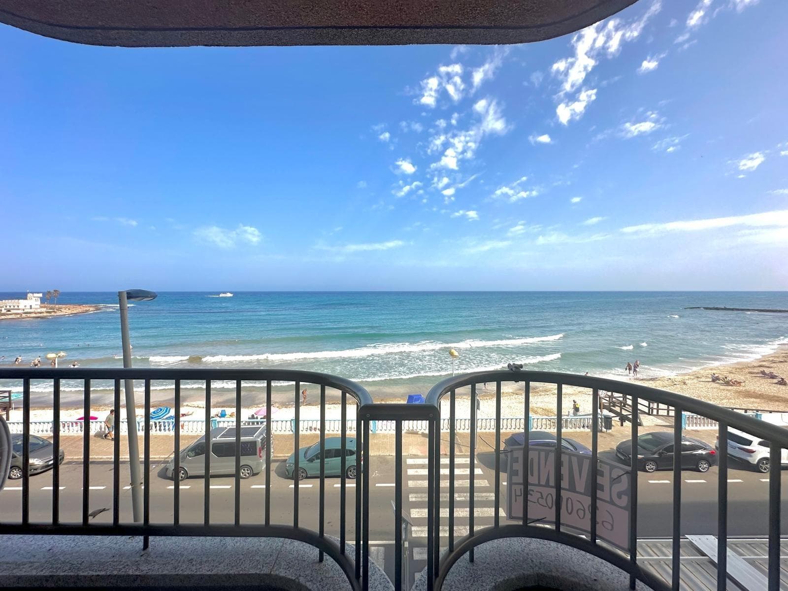 Beachfront Apartment on Los Locos Beach – Second Floor with Panoramic Views Live right by the sea! This spectacular 120 m² second-floor apartment is in a prime location, right on the beachfront of Los Locos Beach, one of the most sought-after beaches on the coast. Key Features: 3 double bedrooms, perfect for families or guests. 2 full, functional, and well-designed bathrooms. Separate kitchen, fully equipped with modern appliances. Separate laundry room for added convenience. Spacious living/dining room with panoramic sea views. South-facing terrace, ideal for enjoying the sun 300 days a year. Enclosed parking space included, with space for up to two small vehicles. Enjoy the sound of the sea, the sea breeze, and incomparable natural light from every corner of the apartment. Ideal as a permanent residence, second home, or vacation rental investment. Unbeatable location: surrounded by all amenities, restaurants, and direct access to the beach.