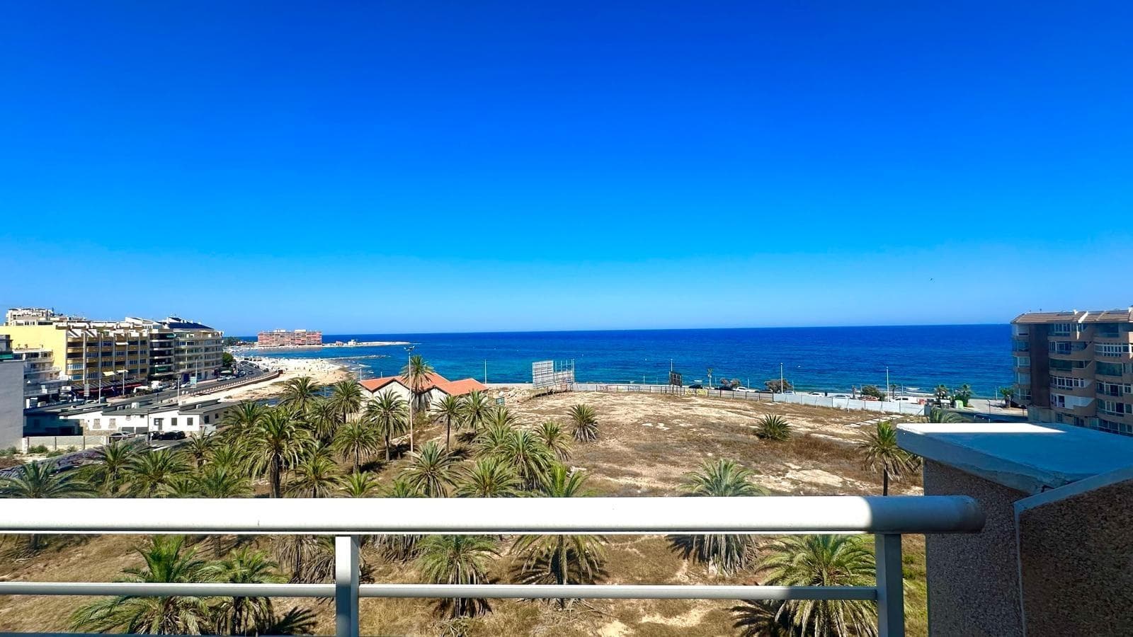 Exclusive Penthouse with Panoramic Views on Calle La Sal – Torrevieja We present this magnificent penthouse on the prestigious Calle La Sal, an unbeatable location that will allow you to enjoy spectacular panoramic views spanning the famous Curva del Palangre, Playa de los Locos, and the well-known Playa del Cura, three of Torrevieja's most iconic coastal spots. This property stands out not only for its unbeatable location but also for its excellent features. It has two bedrooms, one with an en-suite bathroom, providing added privacy and comfort. It also has a second full bathroom, ideal for guests or for daily use. The kitchen is separate, allowing the kitchen and dining areas to be separated, offering greater functionality and spaciousness. In the living area, you will find a charming corner fireplace, perfect for creating a cozy atmosphere during the cooler months of the year. From the living room, you can access the main terrace, an ideal space for enjoying the stunning panoramic views of the sea and the surrounding area. This terrace is perfect for al fresco breakfasts, relaxing moments, or enjoying the Mediterranean sunsets. As a finishing touch, the property has a private solarium, which can be accessed directly from the terrace. This exclusive space is ideal for sunbathing in total privacy, hosting gatherings with friends, or simply relaxing while admiring the sea and the horizon. All this in an area surrounded by amenities: supermarkets, restaurants, pharmacies, public transportation, health centers, and, of course, just steps from the best beaches in Torrevieja. A perfect home both as a permanent residence or for enjoying a dream vacation by the sea.