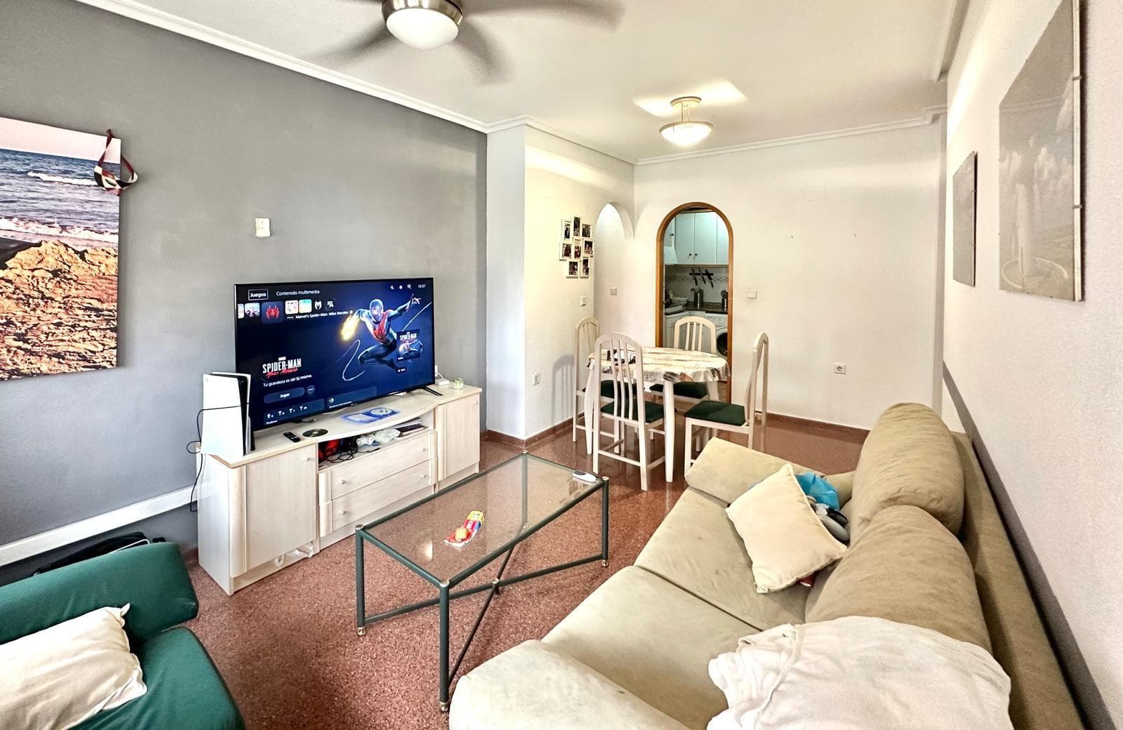 Spacious 3-Bedroom Apartment 500 Meters from the Sea – Calle San Pascual, Torrevieja Located in one of Torrevieja's most sought-after areas, this fantastic apartment is located on Calle San Pascual, just 500 meters from the beach. Situated in a well-structured and carefully maintained community, this home represents an excellent opportunity both as a permanent residence and as an investment for vacation use or rental. Layout and Spaces With a generous surface area and functional layout, the apartment features: 3 spacious bedrooms, the master bedroom being very bright and equipped with air conditioning. 2 full bathrooms, one en suite, designed to provide comfort for the entire family or visitors. Spacious living-dining room with direct access to a northwest-facing glazed terrace, ideal for enjoying pleasant evenings year-round. Independent kitchen, fully equipped with appliances and good storage capacity, separated from the social area for greater functionality. Additional Amenities Air conditioning installed in both the living room and the master bedroom. Building with elevator and well-maintained common areas. Quiet and well-maintained community, with year-round residents. Privileged Location Located just 500 meters from the beach and a short walk from all amenities: supermarkets, pharmacies, restaurants, public transportation, and leisure areas. The excellent location allows you to avoid the need for a car for everyday activities and enjoy coastal life in comfort. Features Summary: 3 bedrooms 2 full bathrooms Living-dining room with sunroom Independent, fully-equipped kitchen Air conditioning in the living room and master bedroom Well-maintained community with elevator Just 500 meters from the sea
