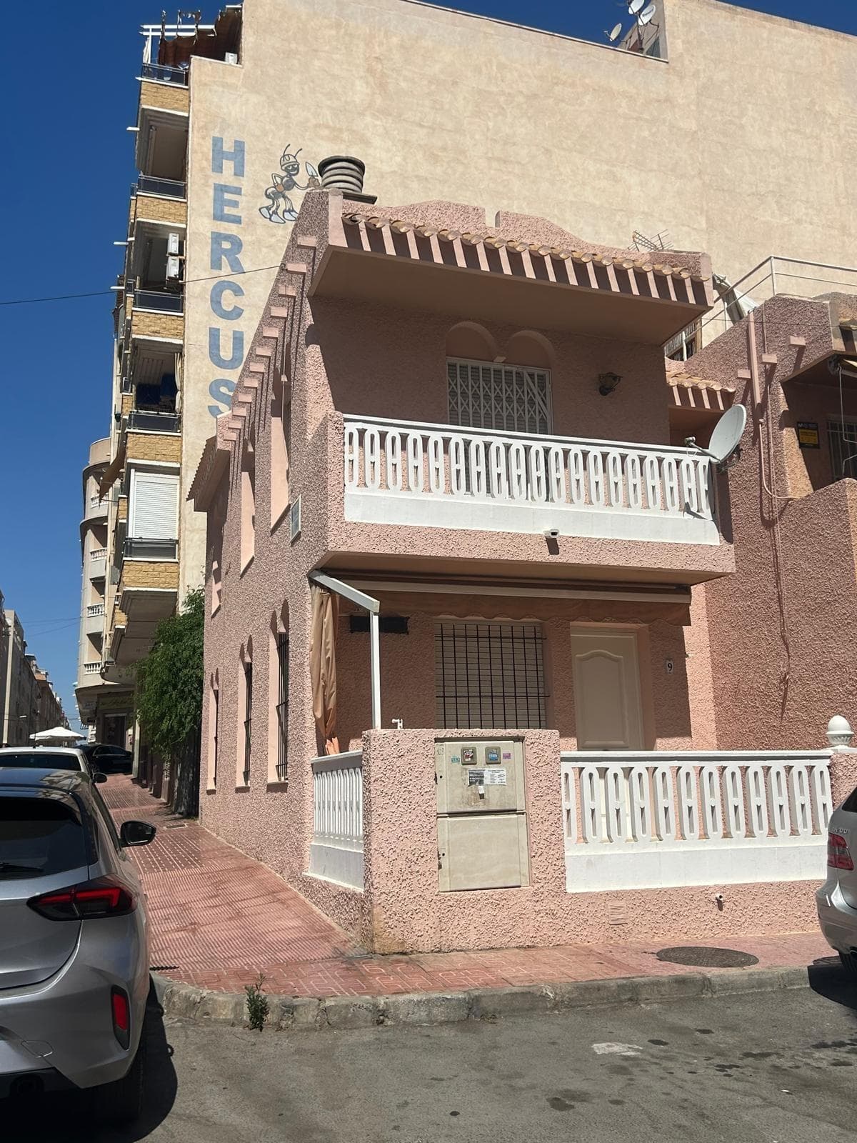 3-Bedroom Townhouse in the Center of Torrevieja – Just 500 Meters from the Sea Discover this fantastic townhouse located in the heart of Torrevieja, just 500 meters from the sea and surrounded by all the services the city center offers: supermarkets, schools, public transport, pharmacies, leisure areas, and shops. A perfect property both as a permanent residence or for enjoying a vacation by the Mediterranean. Layout and Spaces: The home has 108 m² of built area, distributed over two floors of 53 m² each, offering a well-organized and functional space for the whole family. Ground Floor: Large front patio with pergola, ideal as an outdoor relaxation area or for social gatherings. Bright living-dining room, equipped with air conditioning for a comfortable environment year-round. Full bathroom with shower. Fully equipped independent kitchen with plenty of storage space and connected to a practical and functional laundry room. Upstairs: Three double bedrooms, all with exterior windows and air conditioning. Full bathroom with bathtub. Master bedroom with access to a balcony-style terrace, a perfect space for enjoying the outdoors in privacy. Additional features: Air conditioning in the living room and bedrooms. Good interior layout and excellent lighting. Patio and terrace add value to the home. An ideal property for those looking for spaciousness, proximity to the sea, and all amenities within easy reach in one of the most convenient and sought-after areas of Torrevieja. Would you like to visit it or receive more information? Contact us without obligation!