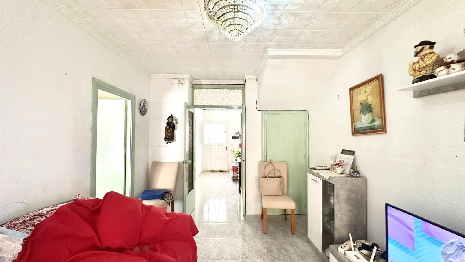 Ground Floor Apartment in the Center of Torrevieja – Just 450 Meters from the Beach If you're looking for spaciousness, comfort, and a prime location, this ground floor apartment is for you. Located in the heart of Torrevieja, next to the bus station and just 450 meters from the beach, this property will allow you to enjoy Mediterranean life with all services at your fingertips: supermarkets, shops, restaurants, public transportation, pharmacies, and much more. With 106 m² of built area, this home is functionally laid out to take advantage of every corner: Layout and features: Entrance hall that welcomes you into the home, creating a comfortable transition to the rest of the rooms. Spacious living-dining room, ideal for family gatherings or relaxing moments. Three double bedrooms, perfect for the whole family or for entertaining. A fully equipped separate kitchen with plenty of storage space and a practical layout. A pantry adds extra functionality to the home. A full bathroom, comfortable and in good condition. Two interior patios, ideal for enjoying the year-round climate, creating a chill-out area, or even a small urban garden. This home is perfect both as a permanent residence for families looking for spaciousness and a central location, and for those looking for a vacation spot in one of the most sought-after areas of Torrevieja. Would you like to visit it? Contact us and schedule your appointment!