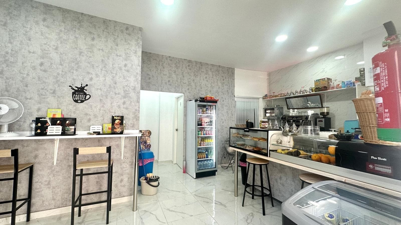 Unique Opportunity: Commercial Space with a Bar-Cafe License in the Heart of Torrevieja – Next to the New Port If you're looking to start a business in the heart of the Costa Blanca, this commercial space represents a true opportunity to open your own business without complications. Located in the center of Torrevieja, just a few meters from the new marina and surrounded by a constantly busy area of residents and visitors, this space has an active bar-cafe license and all the necessary equipment to begin operating from day one. Main Features: Strategic location: in one of the most dynamic and busiest areas of Torrevieja, very close to the seafront, the port, and shopping areas. Perfect for attracting both residents and tourists. A valid bar-cafe license: avoid administrative delays and start generating income from the very beginning. Paid terrace until December: a fundamental added value in the Mediterranean hospitality industry. Your customers can enjoy the outdoors from day one at no additional cost. Fully equipped: the premises come with all the necessary furniture, appliances, and professional equipment. Kitchen, bar, cold storage, tables, chairs, tableware... everything is ready to serve. Documentation in order: ready for sale and with all licenses up to date. An ideal setting for hospitality businesses Torrevieja is one of the most sought-after destinations in the province of Alicante. Its climate, its high influx of national and international tourists throughout the year, and its growing resident population make this location a highly sought-after location for starting a business in the restaurant sector. This establishment not only offers a privileged location but also a practical, comfortable, and functional structure, ideal for working quickly and providing quality service. Whether you're looking to set up a modern-style café, a gastro-bar, a brunch concept, or a classic traditional bar, this space will adapt to your needs. Ready to take the first step? If you're looking to invest in a ready-made business with high visibility and everything you need to get started right away, don't miss this opportunity. Contact us today for more information or to schedule a visit. Your project by the Mediterranean starts here.