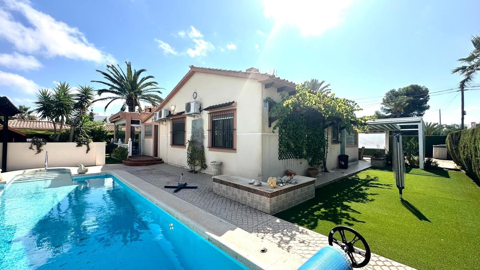 A spectacular villa with a spacious plot of almost 800 m², ideal for those seeking space, privacy, and comfort. This property features a private pool equipped with a heating system, perfect for enjoying most of the year, as well as a private parking space within the plot with capacity for up to five vehicles. The garden is carefully landscaped and features two pergolas that create pleasant shaded and relaxing areas. There is also a magnificent glass-enclosed terrace with a barbecue area, ideal for gatherings with family or friends at any time of year. The home is spread over a single floor and features a fully equipped, spacious, and functional separate kitchen, which also includes a dining area. The main living room is very spacious and bright, with a cozy fireplace that provides warmth in the winter months. The sleeping area features three double bedrooms, one of which has an en-suite bathroom. The house also has two additional full bathrooms, providing a total of three bathrooms. The property also includes a closed garage, adding convenience and security to the complex. In short, this is a unique, fully-equipped property with spacious interiors and exteriors, designed to be enjoyed year-round with maximum comfort and privacy. Ideal as a primary or secondary residence.