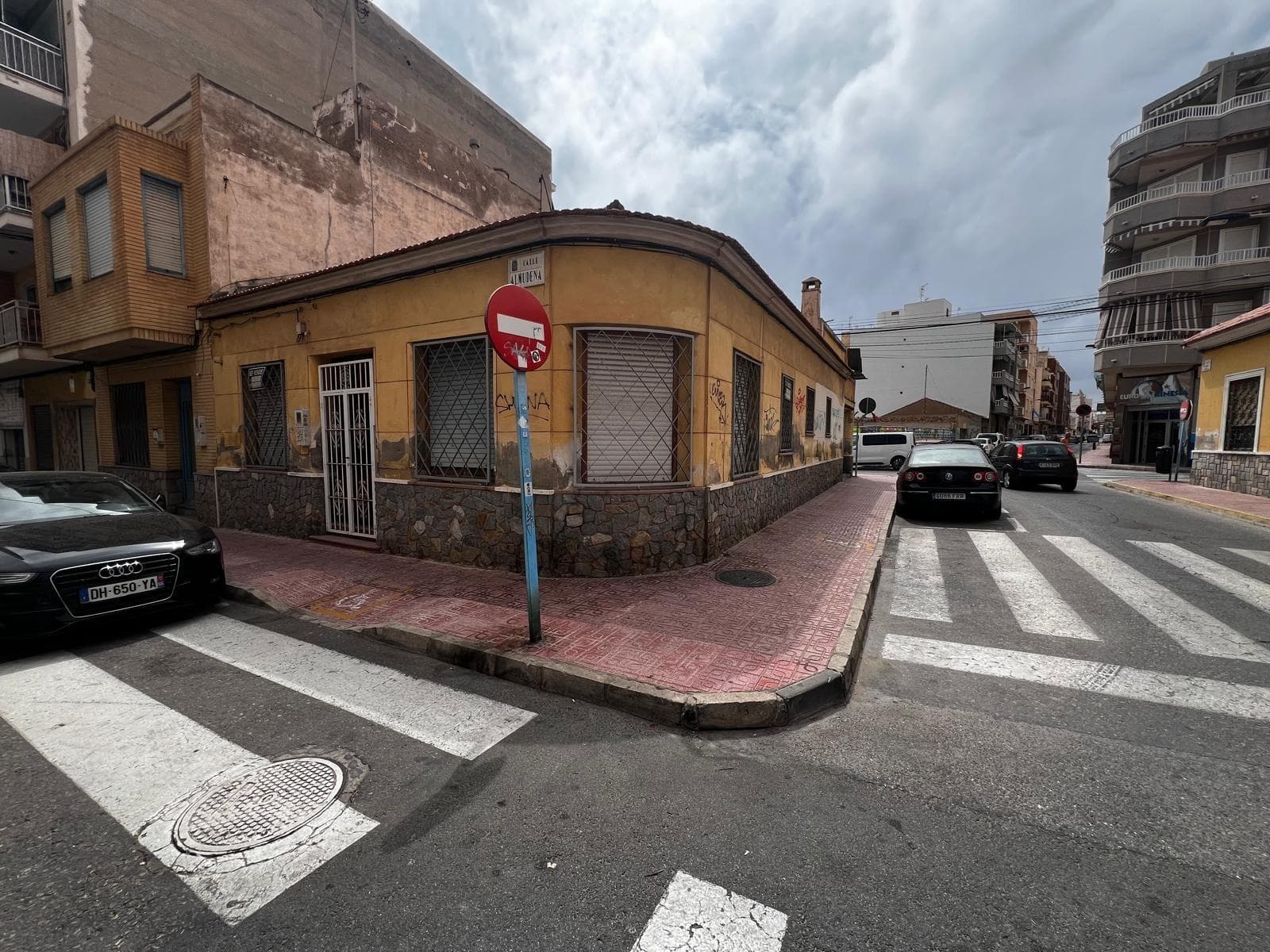 Building plot on the second line of Playa del Cura – Unique opportunity in the heart of Torrevieja We exclusively present this magnificent building plot located in one of the most desirable areas of Torrevieja, just steps from Playa del Cura, one of the most well-known and busiest beaches in the city. This is an exceptional opportunity for both developers and investors looking to develop a large-scale project in the heart of the city center. The plot measures approximately 15 meters deep by 16.80 meters wide, offering a perfect surface area to optimize the construction of a modern and functional building. Its greatest added value is that it occupies the corner of three key streets, ensuring unbeatable visibility and light, as well as facilitating multiple access points. The land is designated as buildable up to four floors plus a ground floor, opening up a wide range of development possibilities: Construction of a high-value residential building with different types of homes. Tourist apartment project with great profitability potential thanks to its immediate proximity to the beach. Possible combination of commercial premises on the ground floor and residential units on the upper floors, thus maximizing the use of the strategic location. Its location on the second line of the beach makes it a very attractive asset, as it combines proximity to the sea with the dynamism of the city center. Supermarkets, restaurants, leisure areas, public transportation, and the Torrevieja promenade are just a few meters away, ensuring constant demand from both residents and visitors throughout the year. In short, this plot is one of the few opportunities available on the current market in such a privileged location. Ideal for those looking to invest in one of the most promising and profitable areas of the Costa Blanca.