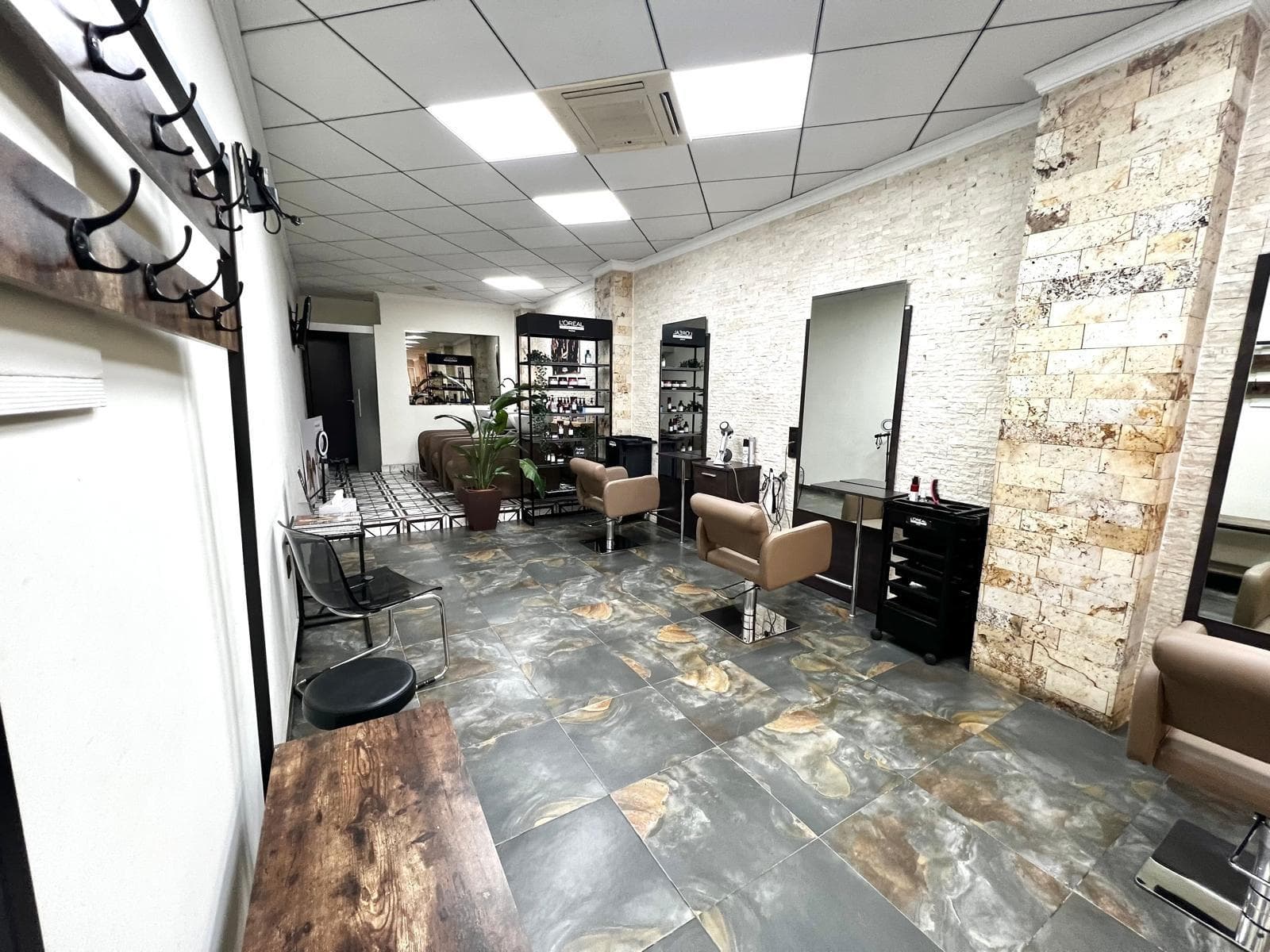 Commercial space in the heart of Torrevieja, 400 meters from the sea This excellent commercial space is located in the heart of Torrevieja, a strategic location with high pedestrian traffic and just 400 meters from the beach. An ideal opportunity to start a business in one of the most dynamic and bustling areas of the city. The space has a total area of ​​80 m², perfectly distributed and fully functional, allowing for a wide range of uses. It is currently open and operating as a hair salon, facilitating the immediate continuation of this activity for anyone wishing to keep the business running. Thanks to its features and layout, this space offers the possibility of adapting to multiple types of businesses, from professional services to commercial or catering activities. Furthermore, the space has a smoke vent, a fundamental aspect that expands the possibilities for use and makes it a perfect alternative for opening a bar, café, or restaurant without technical limitations. Its location in the center of Torrevieja, surrounded by shops and offices, and just steps from the seafront, guarantees excellent visibility and a large influx of potential customers year-round, both residents and tourists. In short, this is a space with great potential, in a prime location, and represents a safe investment for those looking to start, expand, or diversify their business activity in one of the best areas of the Costa Blanca.