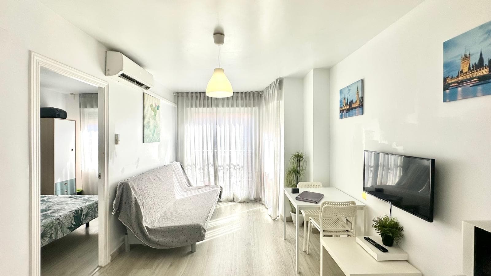 This interesting apartment is located just 250 meters from the beach, a prime location that makes it a perfect option for both personal use and investment. Its proximity to the sea allows you to enjoy the coastline in just a few minutes' walk, while also offering immediate access to all the area's services: restaurants, supermarkets, public transportation, and leisure areas. The property has a tourist license, which is an added value for those looking to make their home profitable through vacation rentals. One of its most notable features is that it is designed to function as two independent apartments, allowing each part to be rented separately and double the profitability. The layout is designed to offer comfort and functionality in both spaces. The apartment has two bedrooms and two full bathrooms, ensuring privacy for both owners and guests. It also has two fully equipped kitchens, one in each part of the apartment, giving complete autonomy to those who occupy it. A distinctive feature is that one of the units has direct sea views, a privilege that increases the home's appeal and, consequently, its potential in the tourist market. These views make the space a special place to enjoy the sea breeze and the natural light that characterizes the area. In short, this is a unique opportunity to acquire a versatile apartment with an excellent location, a tourist license, and the possibility of renting both units independently. Ideal for those seeking a retreat near the beach as well as for investors interested in maximizing their profitability in one of the most sought-after areas on the coast.