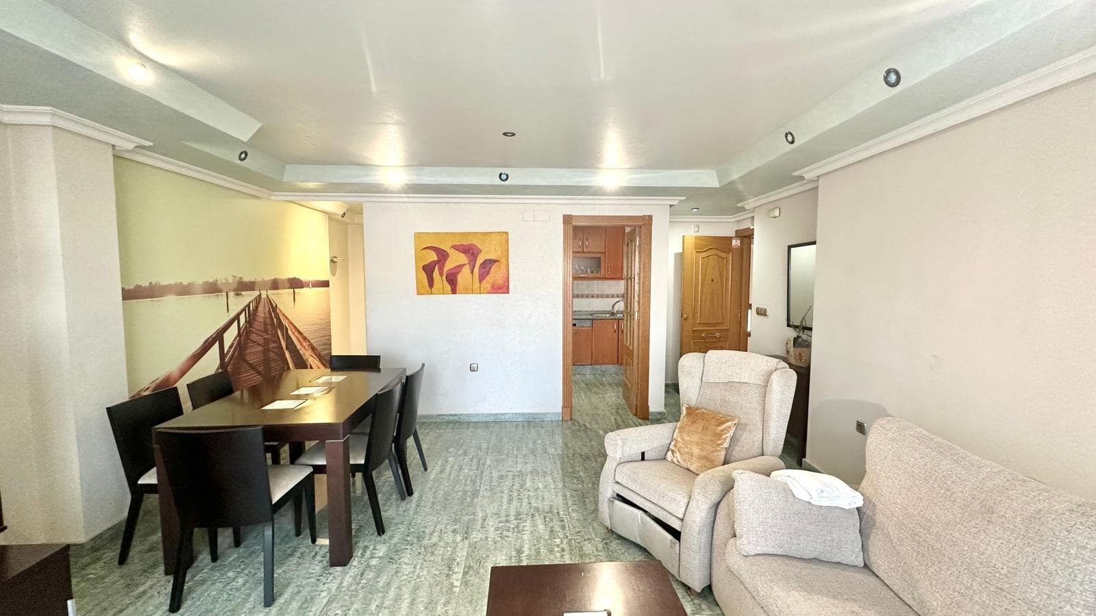 Penthouse 450 metres from the beach – bright, functional and in an excellent location This cosy penthouse is located just 450 metres from the beach, an ideal opportunity for those who want to enjoy the Mediterranean climate and coastal life without sacrificing the convenience of having all amenities within easy reach. Its privileged location allows you to walk to supermarkets, restaurants, pharmacies, schools and public transport stops, making it a perfect choice for both a permanent residence and a holiday home or investment. The property has a practical and comfortable layout, designed to make the most of every space: A good-sized living-dining room, located just inside the entrance, equipped with air conditioning, offering a cool and pleasant atmosphere during the warmer months. A separate, fully functional kitchen with direct access to the terrace, facilitating ventilation and communication with the outside. A large private terrace, ideal for enjoying al fresco dining, sunbathing or relaxing in complete privacy. Two double bedrooms, one of which, the master bedroom, has air conditioning installed for greater comfort. Full bathroom, in good condition and perfectly laid out. Thanks to its north-facing orientation, the property stays cool during the summer, avoiding excessive heat, which makes it particularly comfortable for those seeking a balanced temperature throughout the year. The building also has a communal solarium, a perfect space for sunbathing, enjoying the panoramic views or relaxing in a peaceful atmosphere. In short, this penthouse combines location, comfort and functionality, offering everything you need to enjoy life by the sea. Its proximity to the beach, the surrounding area with all amenities and its good condition make this property an excellent opportunity to buy, both for living and for investment.