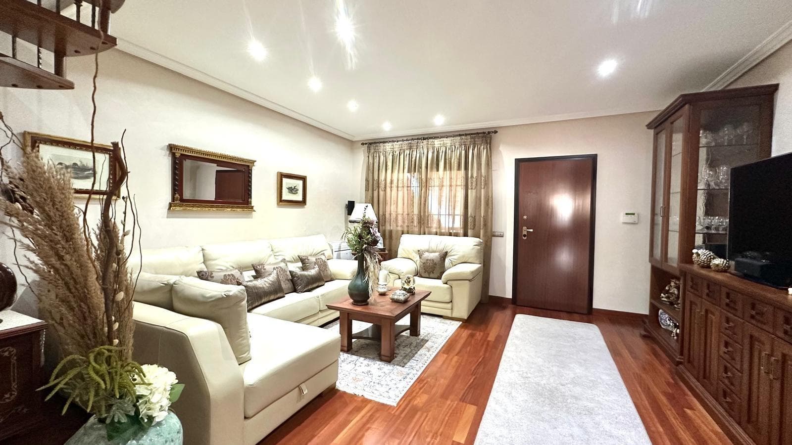 Spectacular semi-detached villa with panoramic sea views in Los Balcones, Torrevieja We present this impressive semi-detached villa located in the prestigious area of Los Balcones (Torrevieja), one of the most established and exclusive residential areas on the southern Costa Blanca. This property stands out for its spacious interior and exterior areas, its excellent orientation and open views towards Torrevieja and the Mediterranean Sea. With a plot of 280 m² and a built area of approximately 260 m², the property combines comfort, spaciousness and a Mediterranean lifestyle designed to be enjoyed with both family and friends. Main floor Upon entering the property, we find a well-kept front garden with the possibility of installing a private swimming pool, ideal for enjoying the sunny climate characteristic of the area. The main entrance leads to a spacious separate living room with large windows that bring light and warmth to the space. Next is a dining room with a separate, fully equipped kitchen with direct access to a pantry and a back patio that connects to the garden, creating a fluid connection between the interior and exterior areas. On this same floor there is also a double bedroom — ideal as a guest room or study — and a full bathroom, equipped with a shower tray with hydromassage system, providing comfort and functionality. Lower floor In the basement, there is a large garage with capacity for up to six vehicles, perfectly equipped and with multiple possibilities for use. In addition, this floor has a second separate kitchen, a spacious living room, a double bedroom and a bathroom with a shower tray. This level is designed as a multifunctional space, perfect for meetings, leisure or even as a guest apartment. One of the most notable features is its cocktail bar, ideal for celebrations, as well as ample storage space, making this level both practical and comfortable. Upper floor The upper floor houses the most private area of the property, consisting of two large double bedrooms, a bathroom with a shower tray and a terrace that surrounds the property, offering unobstructed views of the natural surroundings and the sea. From here you can access the private solarium, an exclusive corner for relaxing, sunbathing or enjoying the breathtaking sunsets over the bay of Torrevieja. Location and surroundings The property is in a privileged location, just a few minutes from Torrevieja Hospital, with all amenities within easy reach: supermarkets, pharmacies, schools, restaurants and leisure areas. Los Balcones is a highly regarded residential area due to its tranquillity, excellent transport links to the centre of Torrevieja and proximity to the beaches of Orihuela Costa and La Mata. This semi-detached villa has all the qualities of a large family home: spacious rooms, independence, versatile spaces and unique views of the sea and the city. In addition, its design allows the property to be adapted to different needs, whether for permanent or holiday use, or even as an investment. In short, this is a unique property that combines space, light and a privileged location, ready to be personalised and enjoyed in the authentic Mediterranean lifestyle in one of the most peaceful and sought-after enclaves of Torrevieja.