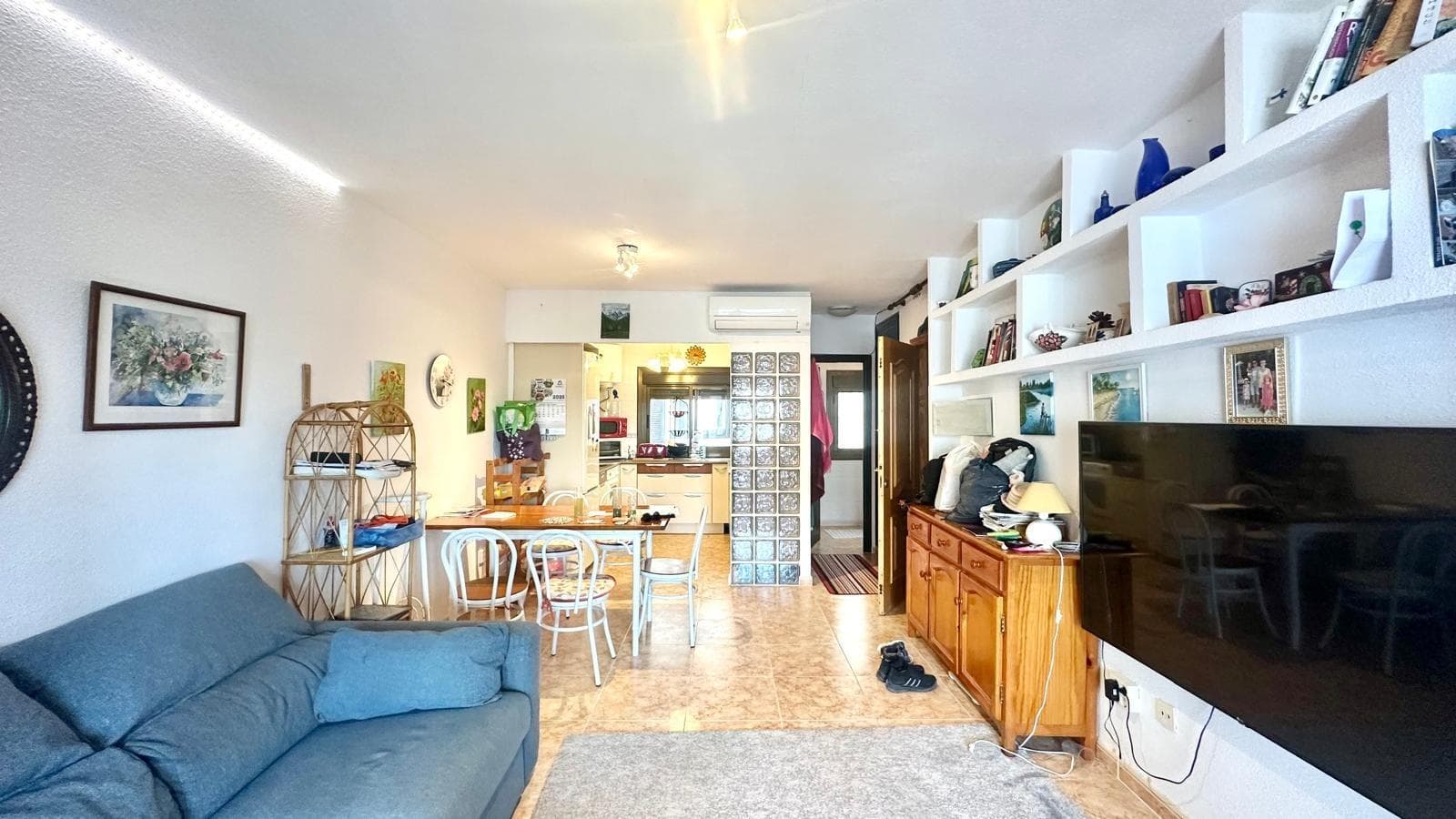 Duplex in Cabo Cervera: comfort, light and sea views just 650 metres from the beach We present this attractive duplex located in the renowned area of Cabo Cervera, just 650 metres from the beach, an ideal location to enjoy the sea and the tranquillity of one of the most sought-after areas of Torrevieja. The property, spread over two floors plus a private solarium, offers a functional and comfortable design, perfect for both permanent residence and holidays. On the ground floor, there is a bright living-dining room with direct access to a glazed terrace, ideal for enjoying the outdoor space all year round. The separate kitchen, equipped with a breakfast bar open to the living room, provides an excellent connection between the rooms, creating a feeling of spaciousness and conviviality. On this same floor there is a guest toilet, strategically located next to the entrance for convenience. On the second floor, there are two double bedrooms, both with fitted wardrobes that optimise storage space. The master bedroom also has a private glazed terrace, perfect as a place to relax or read in natural light. On this floor there is also a full bathroom with a modern and functional shower tray. From inside the property, you can access the private solarium, an exclusive space with unobstructed sea views, ideal for enjoying the sun, outdoor gatherings or simply relaxing while contemplating the Mediterranean landscape. An added value of this property is that all rooms have air conditioning, ensuring thermal comfort throughout the year, both in the hot and cooler months. This duplex represents a magnificent opportunity for those looking for a practical, bright and well-located home, with usable outdoor spaces and an unbeatable distance to the beach. A perfect option for those who want to enjoy Mediterranean life in a quiet environment with excellent connections to services, shops and leisure areas.